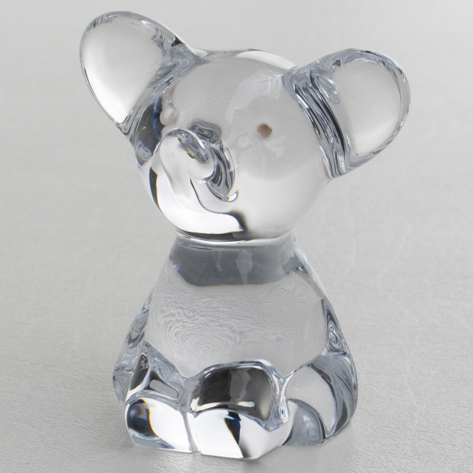 Daum, France, a créé à la main cette adorable figurine d'éléphant en cristal, presse-papier ou sculpture ornementale, à la fin des années 1960. La sculpture représente un adorable éléphant assis, sculpté en relief. Le presse-papier est signé sur le