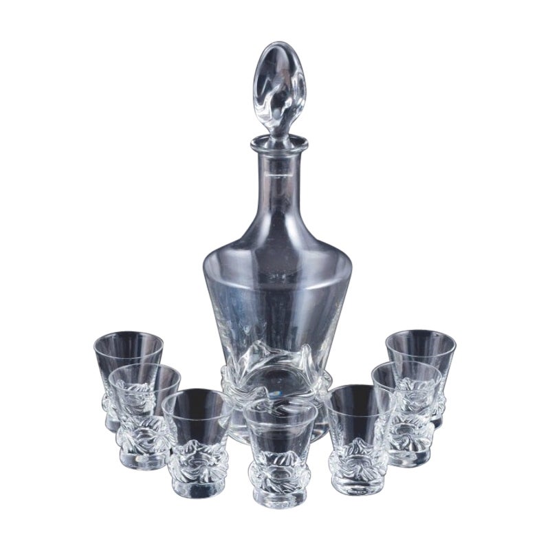 Daum, France, ensemble de liqueurs en cristal,  a carafe et sept verres à liqueur