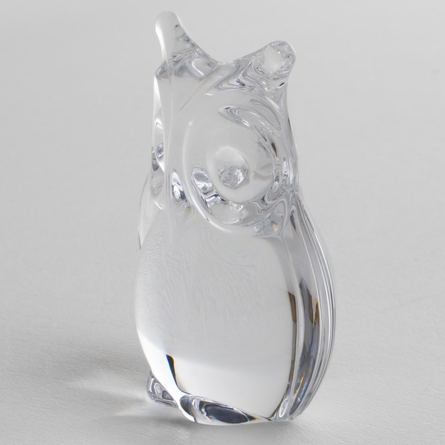 Daum, France, a créé à la main cette adorable figurine de hibou en cristal, presse-papier ou sculpture ornementale, à la fin des années 1960. La sculpture représente un charmant hibou nocturne avec une sculpture dimensionnelle. Le presse-papier est