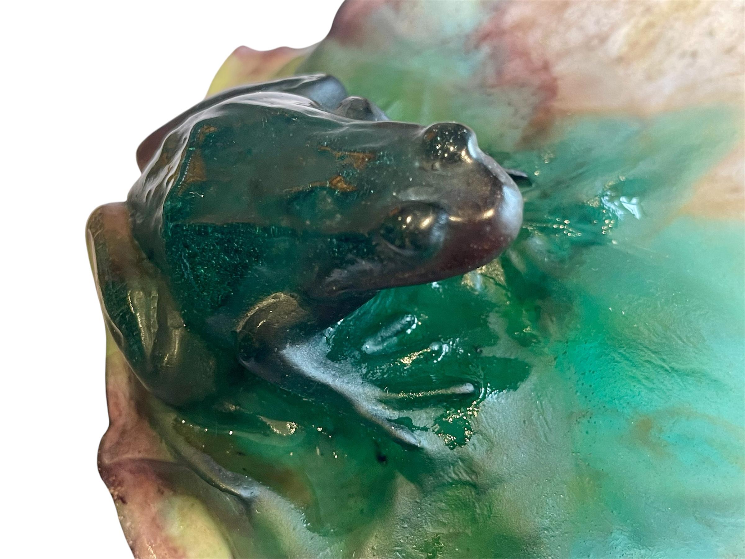 DAUM France - Frosch auf Seerosentablett (20. Jahrhundert) im Angebot