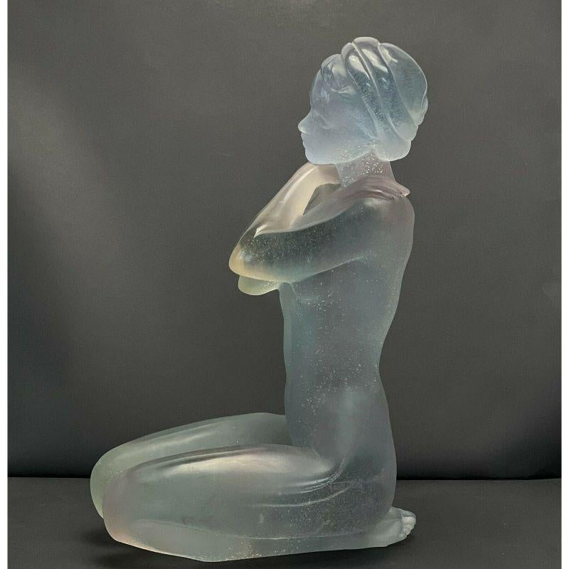 Daum France Pâte de Verre Art sculpture verre Eurydice Deville Chabrolle

Sculpture en verre d'art Daum France Pate de Verre, Eurydice. La sculpture représente la figure d'Eurydice sous la forme d'une femme nue agenouillée, les bras croisés,