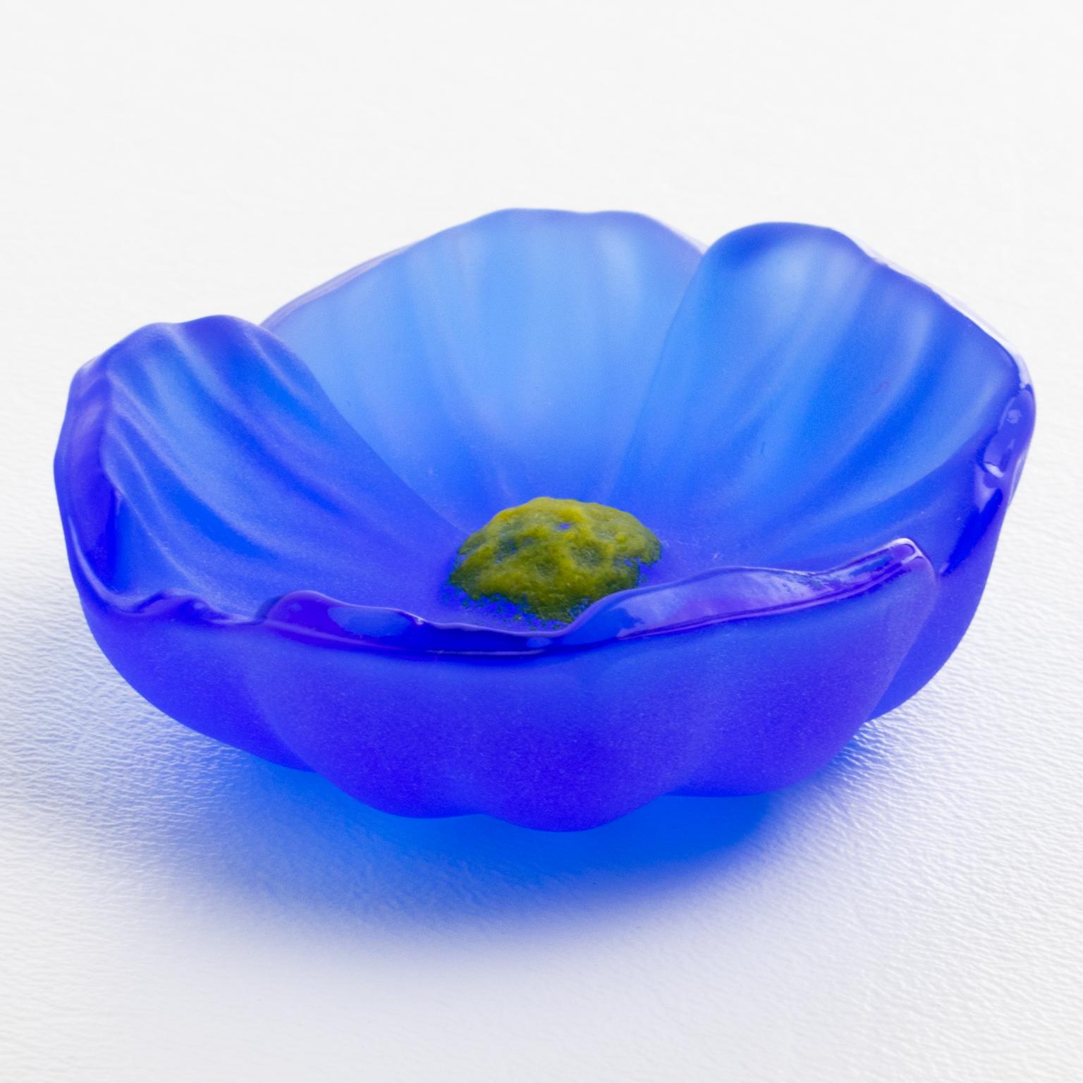 Este delicado pisapapeles o escultura decorativa de flor de cristal esmerilado pate de verre es de Daum, Francia, y fue fabricado a mano en la década de 1970. La escultura presenta una bonita flor de cactus en color azul cobalto con un corazón