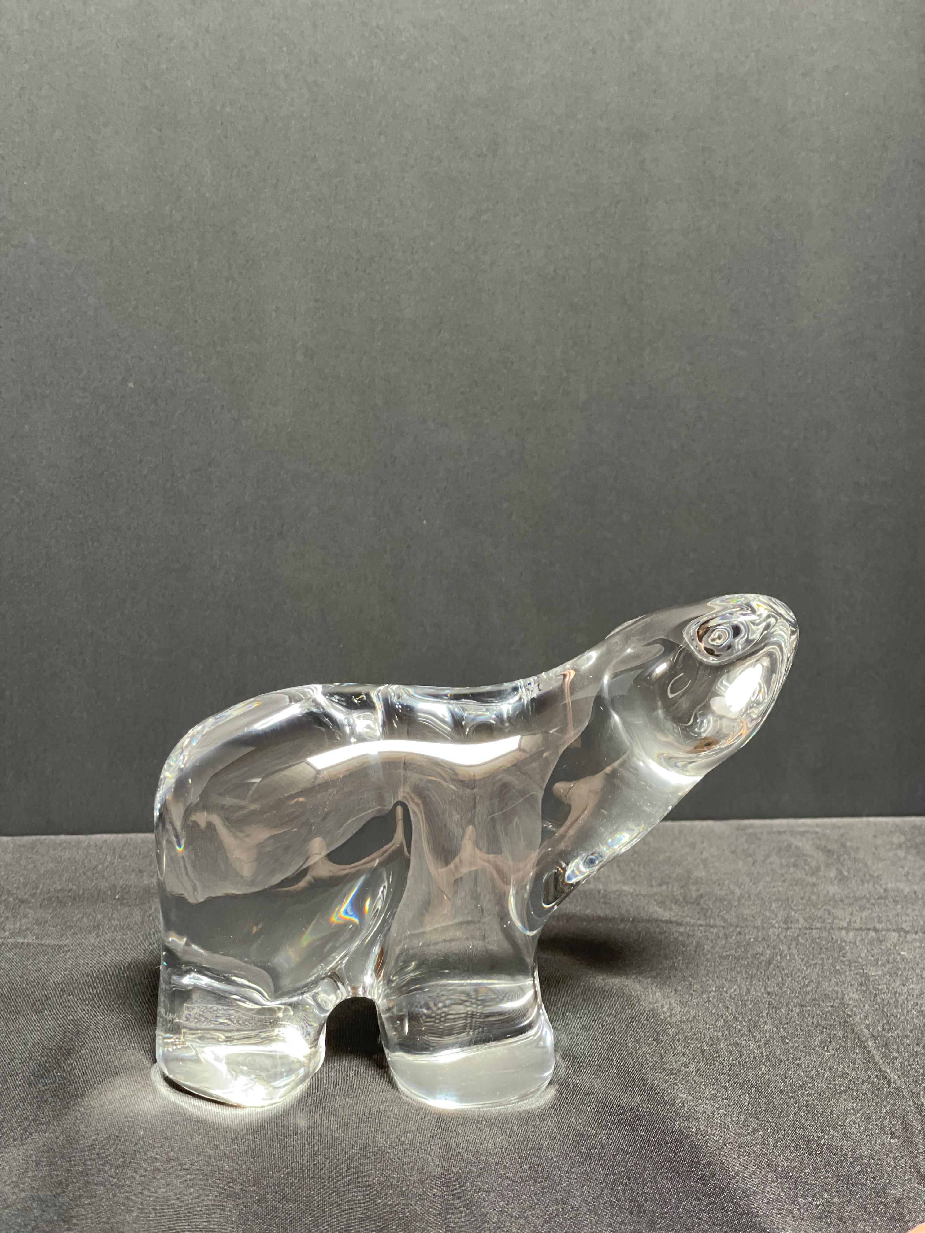 Diese zeitgenössische Figur, Skulptur oder Briefbeschwerer eines eisigen Eisbären wird von Daum France handgefertigt. Aus kristallklarem Glas, das einer Eisskulptur ähnelt, ist sie der Inbegriff modernen Kunstglases und Kristalldesigns, das in