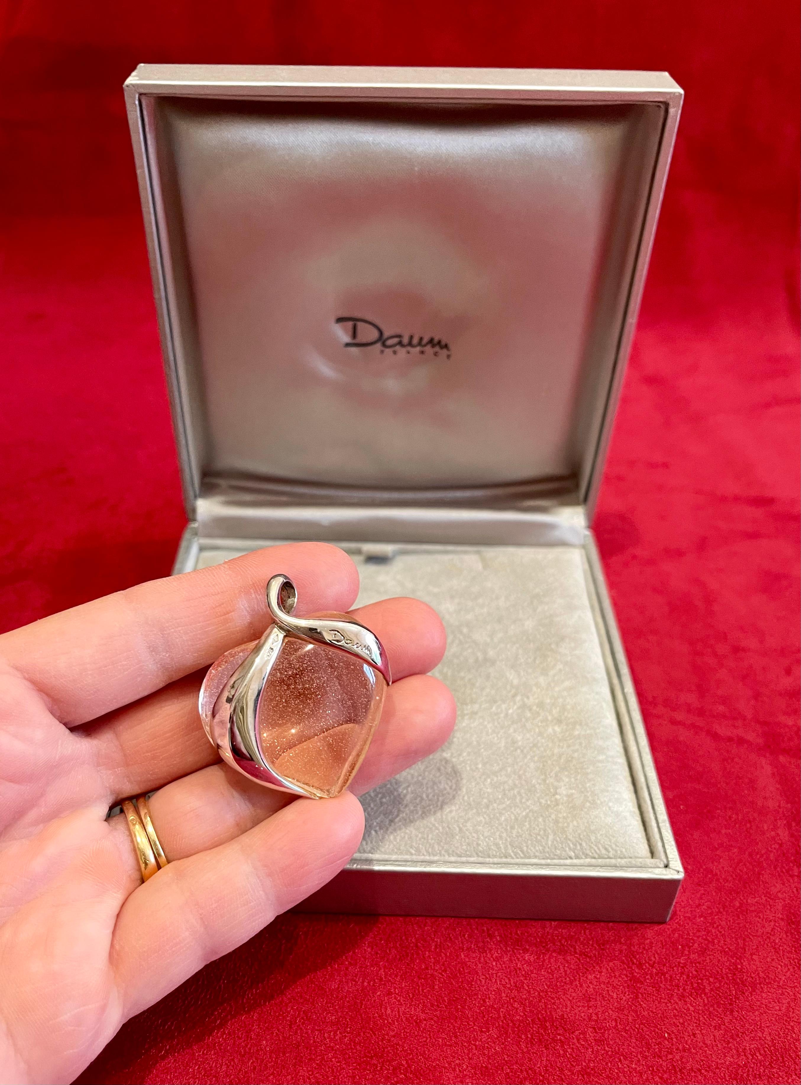 Ravissant pendentif en forme de cœur de Daum en cristal rose et monture en argent. Boîte d'origine et très bon état.
Dimensions - H 4,5cm x L 3,5cm.