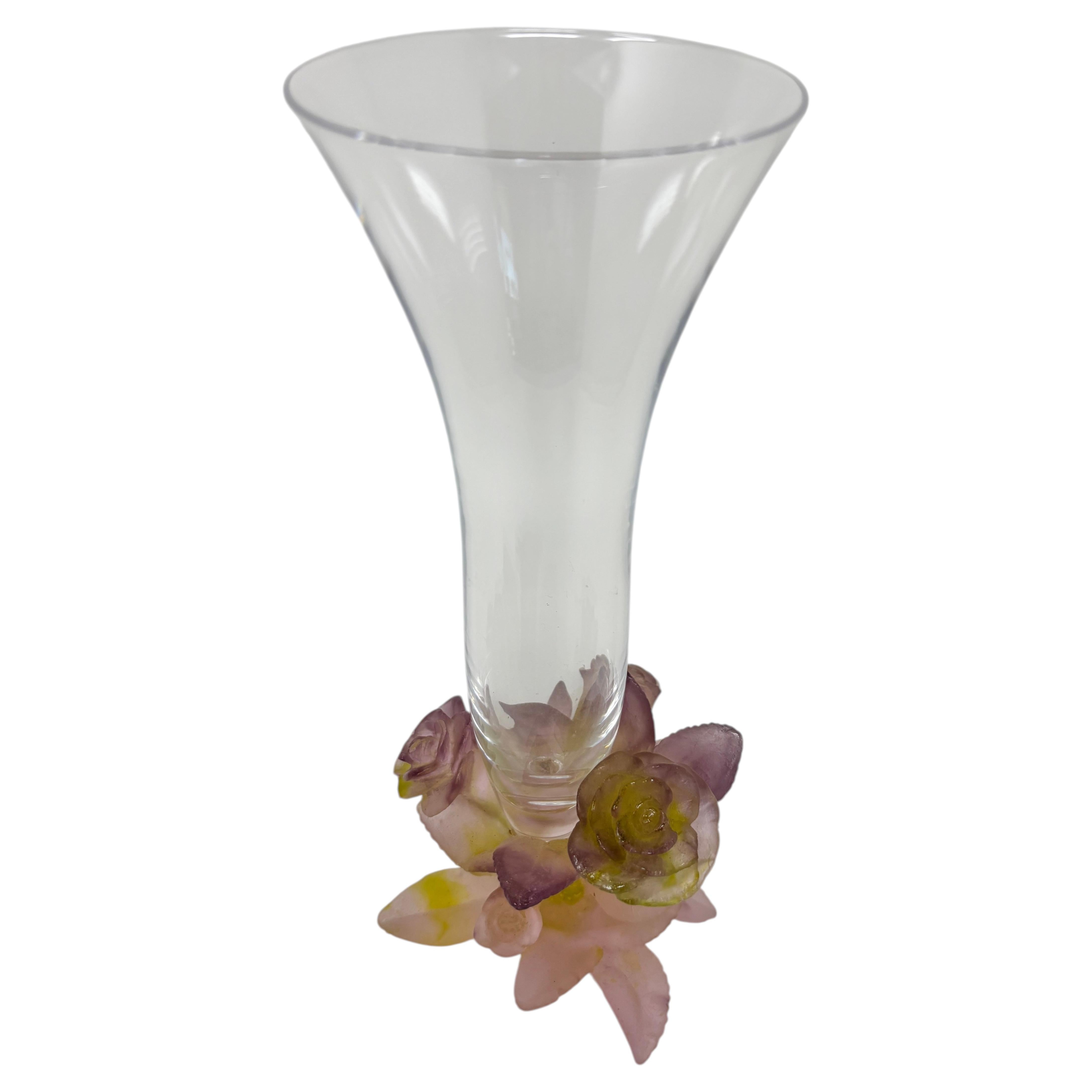 Vaso in cristallo “Soliflore Roses” di Daum France con base floreale in pâte de verre, firmato