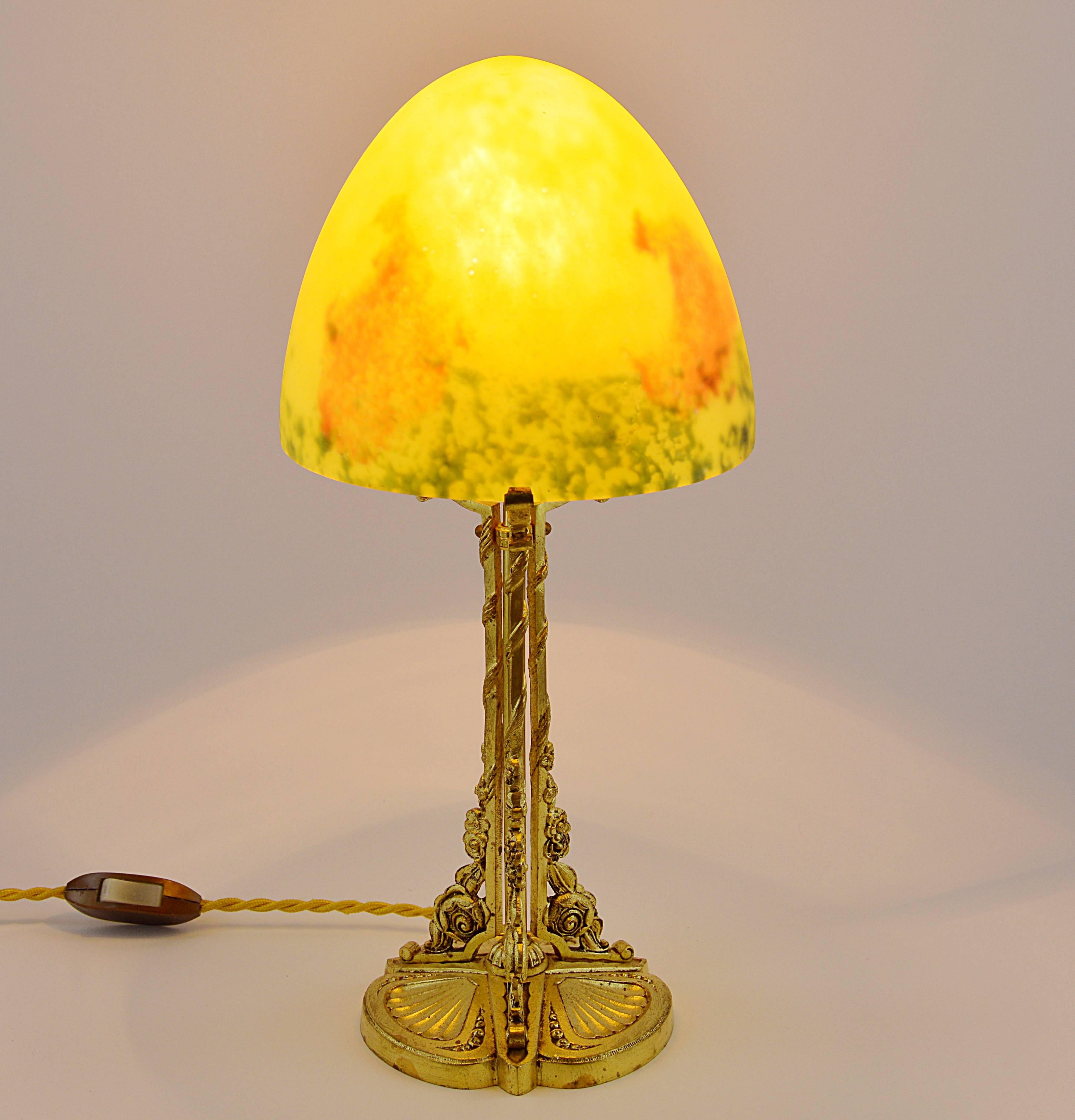 French Art Deco table lamp by Daum (Croismare, Nancy), France, 1920s. Blown double glass shade on its solid bronze base. Enameled colors are inserted between both layers. Enameled signature 