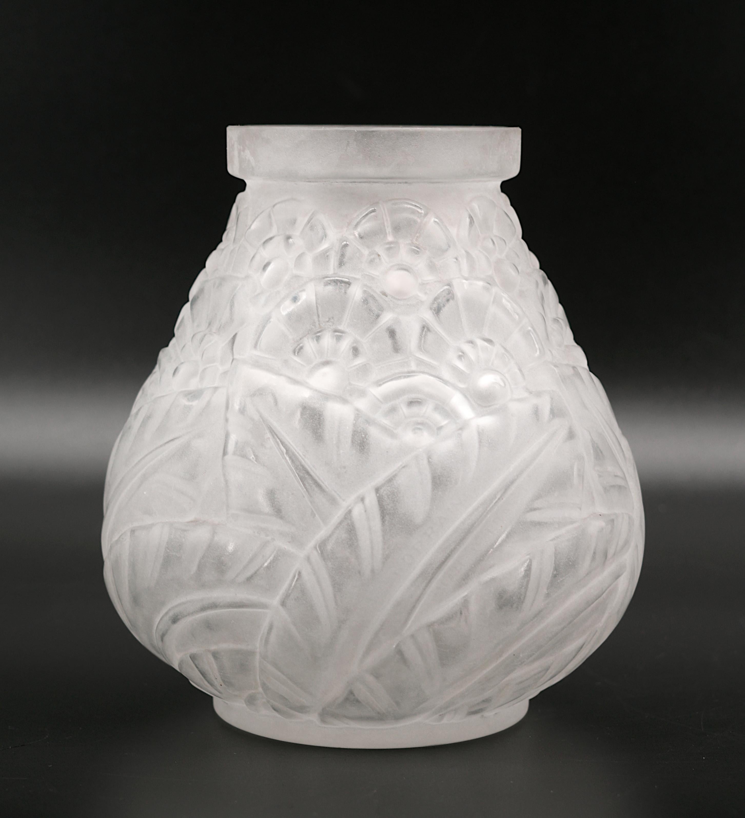 Vaso in vetro smerigliato modellato Art Déco francese di Daum, Nancy, Francia, anni Venti. Altezza: 7.7