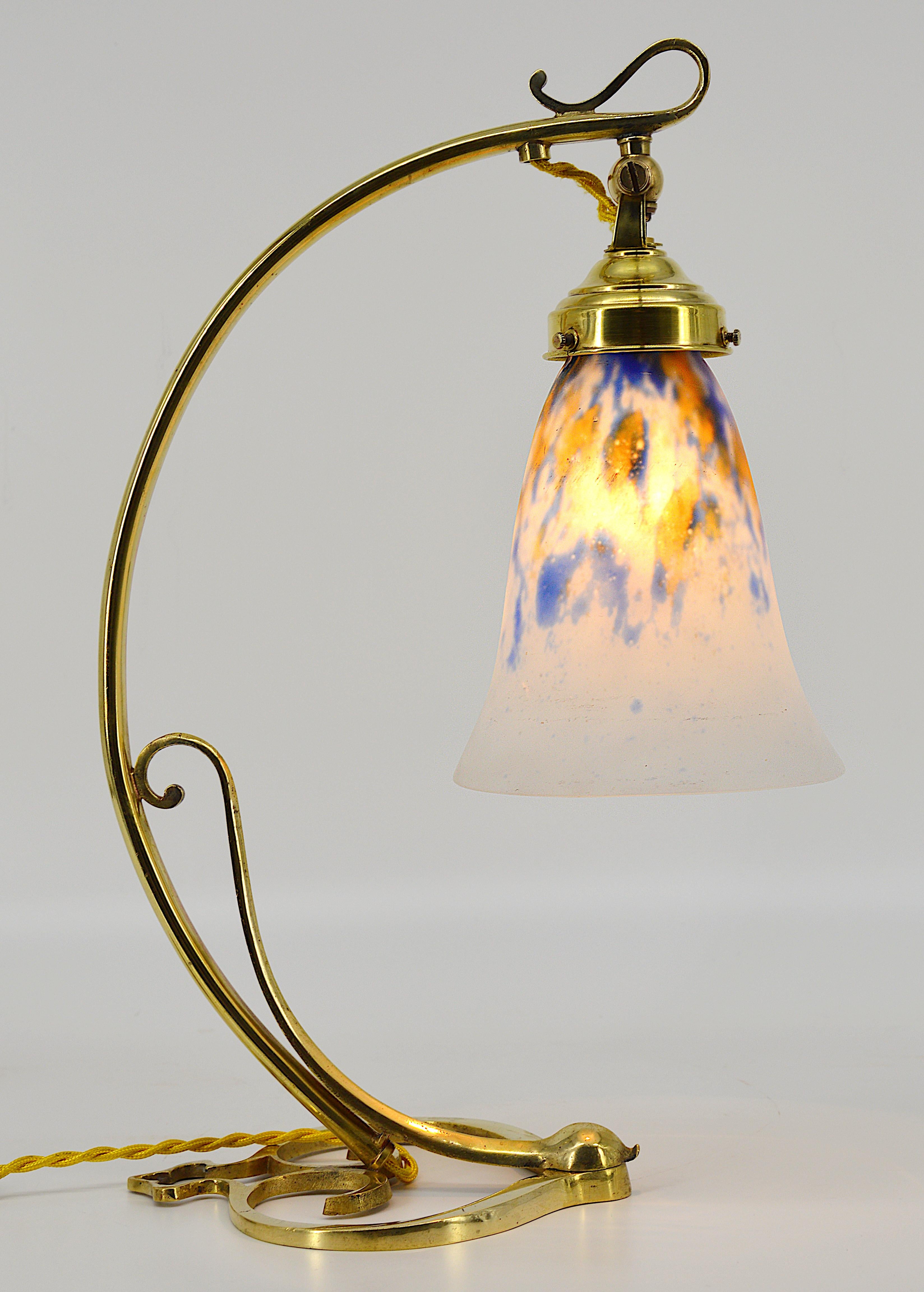 Lampe de table Art déco / Nouveau, Nancy, France, vers 1920. Double abat-jour en verre soufflé de Daum suspendu à son luminaire en bronze massif. Dimensions : Hauteur 38,5 cm (15,2