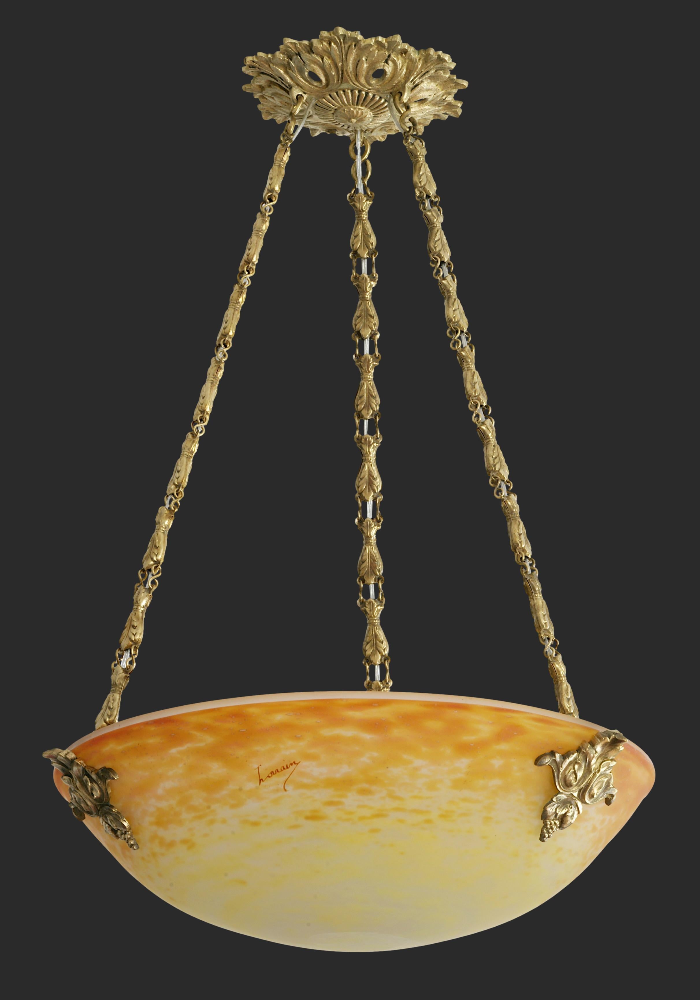Französischer Art-Déco-Hängeleuchter von Daum (Croismare), Frankreich, Ende der 1920er Jahre. Der mundgeblasene doppelte Glasschirm von Daum hängt an seiner Halterung aus Bronze und Messing. Maße: Höhe: 20