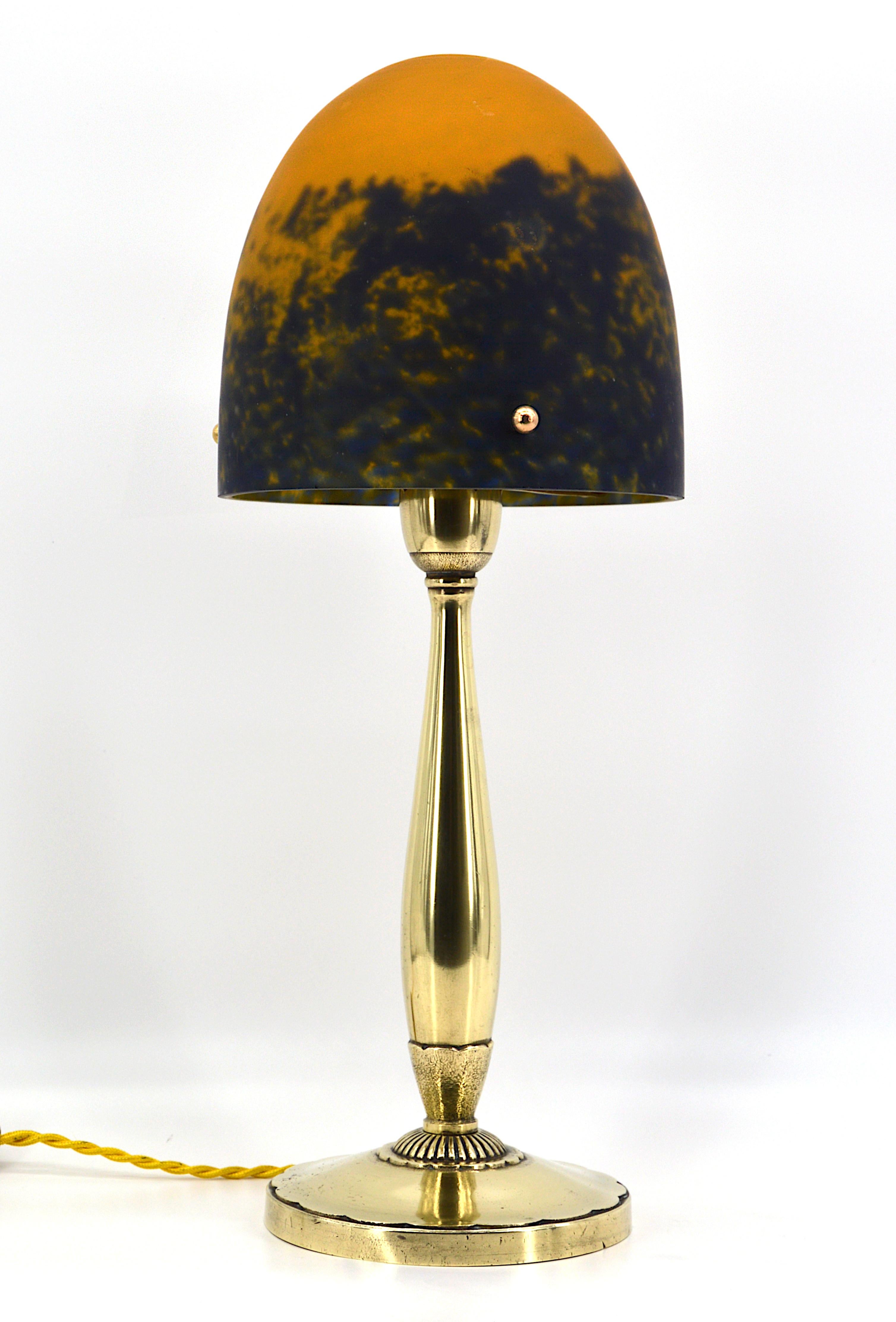 French Art Deco table lamp by DAUM (Croismare), France, 1920s. Blown double glass shade on its solid bronze base. Colors: dark blue and orange. Measures: Height 17.4