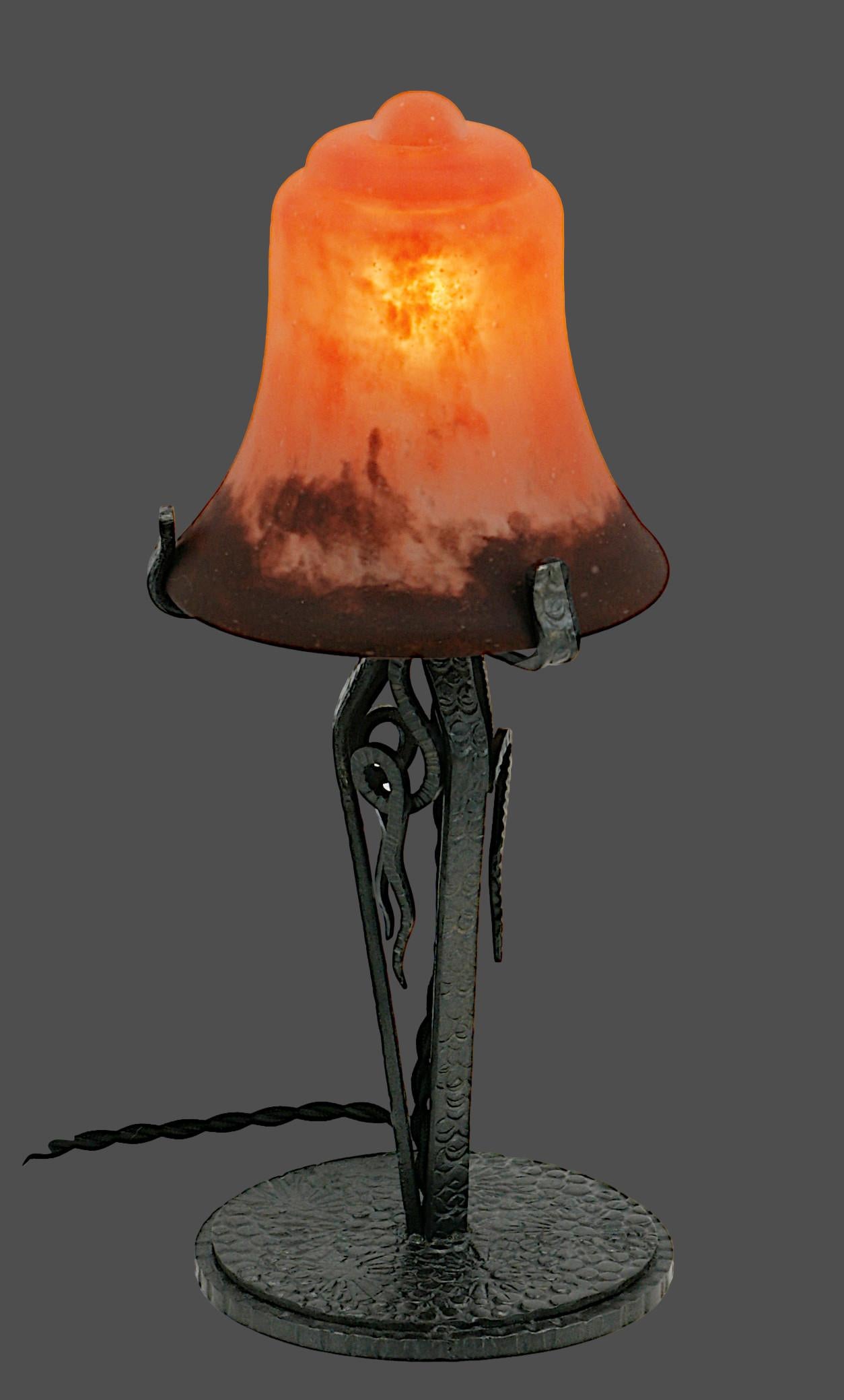 French Art Deco table lamp by DAUM (Croismare), France, 1920s. Blown double glass shade by Daum on its precious wrought iron base. Colors : orange and purple. Height : 11.8