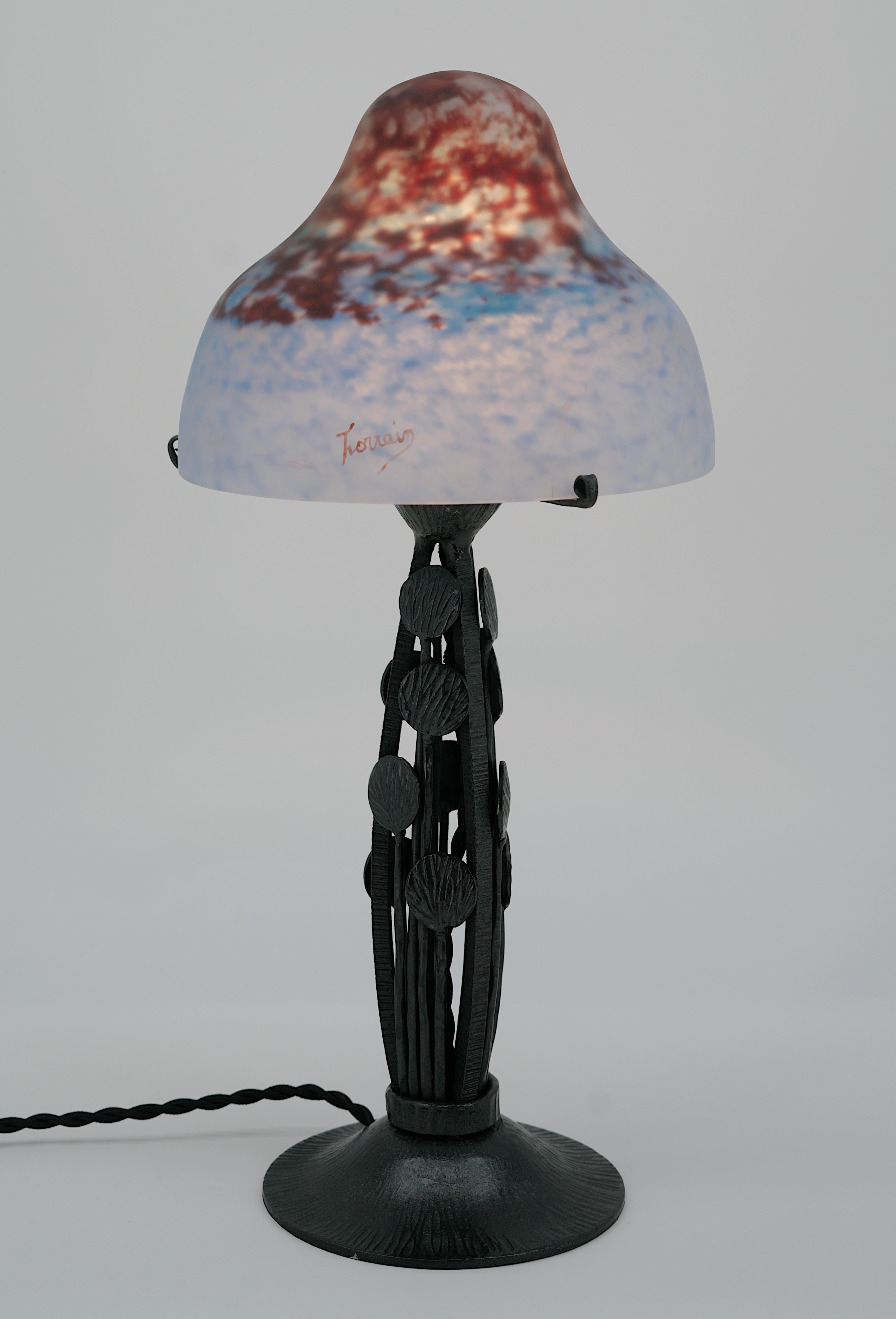 French Art Deco table lamp by DAUM (Croismare), France, 1920s. Blown double glass shade by Daum on its wrought iron base. Colors : blue and purple. Height : 14.4