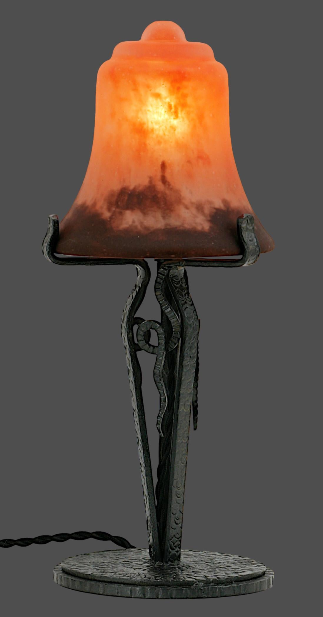 Esta lámpara de sobremesa francesa Art Déco de DAUM (Croismare, Francia), de la década de 1920, es un impresionante ejemplo de la maestría artesanal que definió el periodo Art Déco. Con una pantalla de vidrio soplado doble de Daum, la lámpara