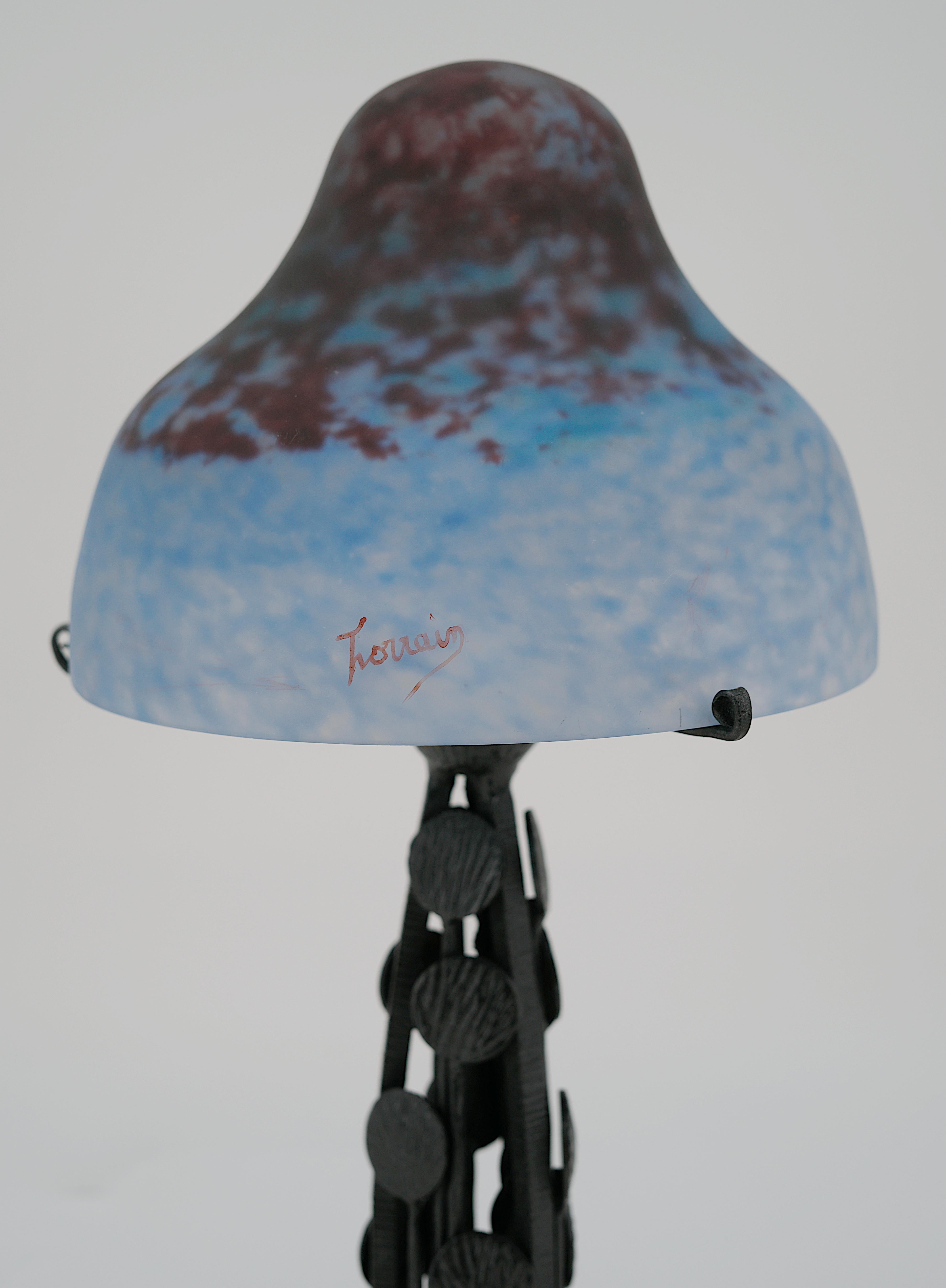 Esta lámpara de sobremesa francesa Art Déco de Daum (Croismare), de la década de 1920, muestra la mejor artesanía de la época. La lámpara presenta una doble pantalla de cristal soplado en ricos tonos azules y morados, creada con maestría por Daum.