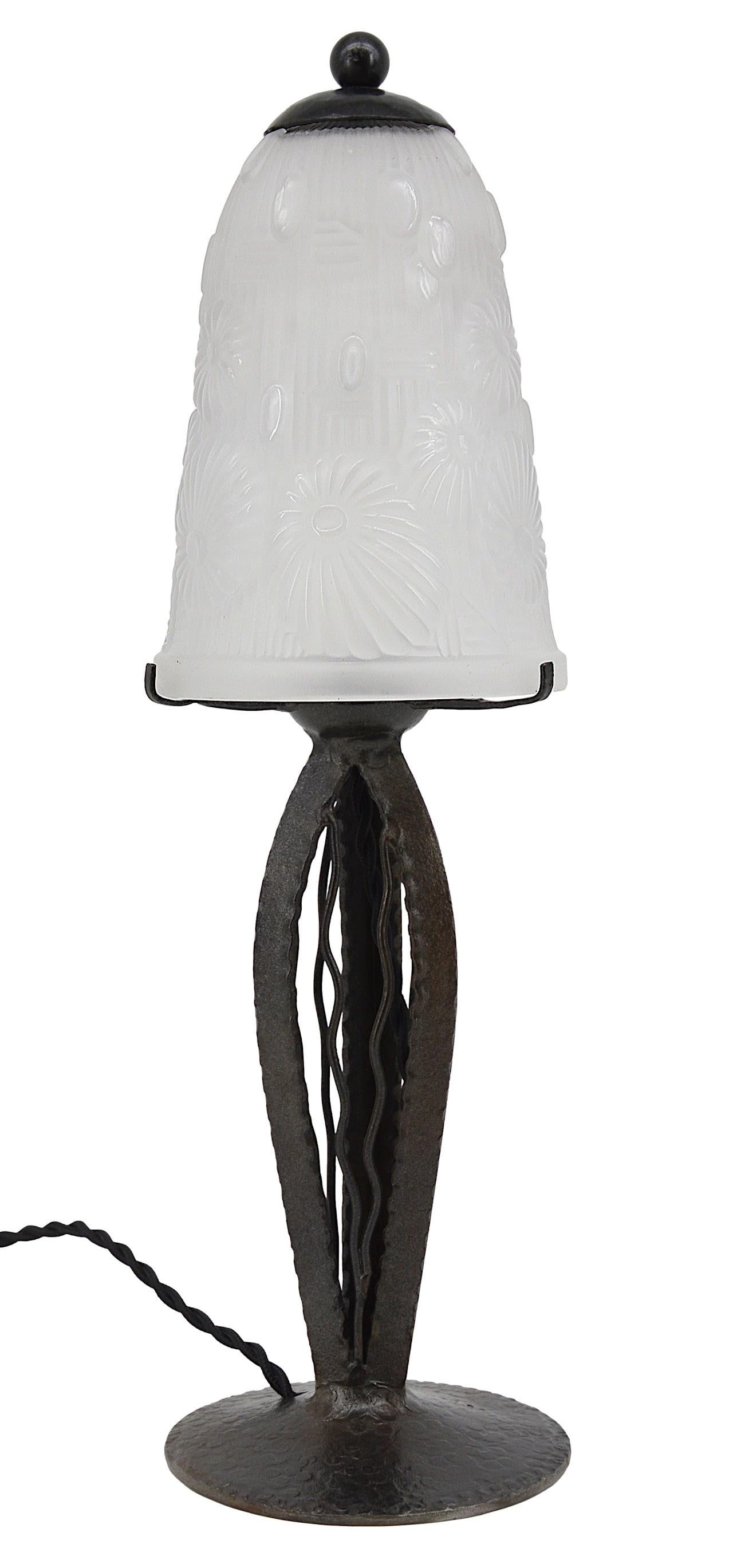 French Art Deco table lamp by Daum (Croismare, Nancy), France, ca. 1930. White frosted glass shade with a stylized floral pattern. Wrought-iron base. Height: 14