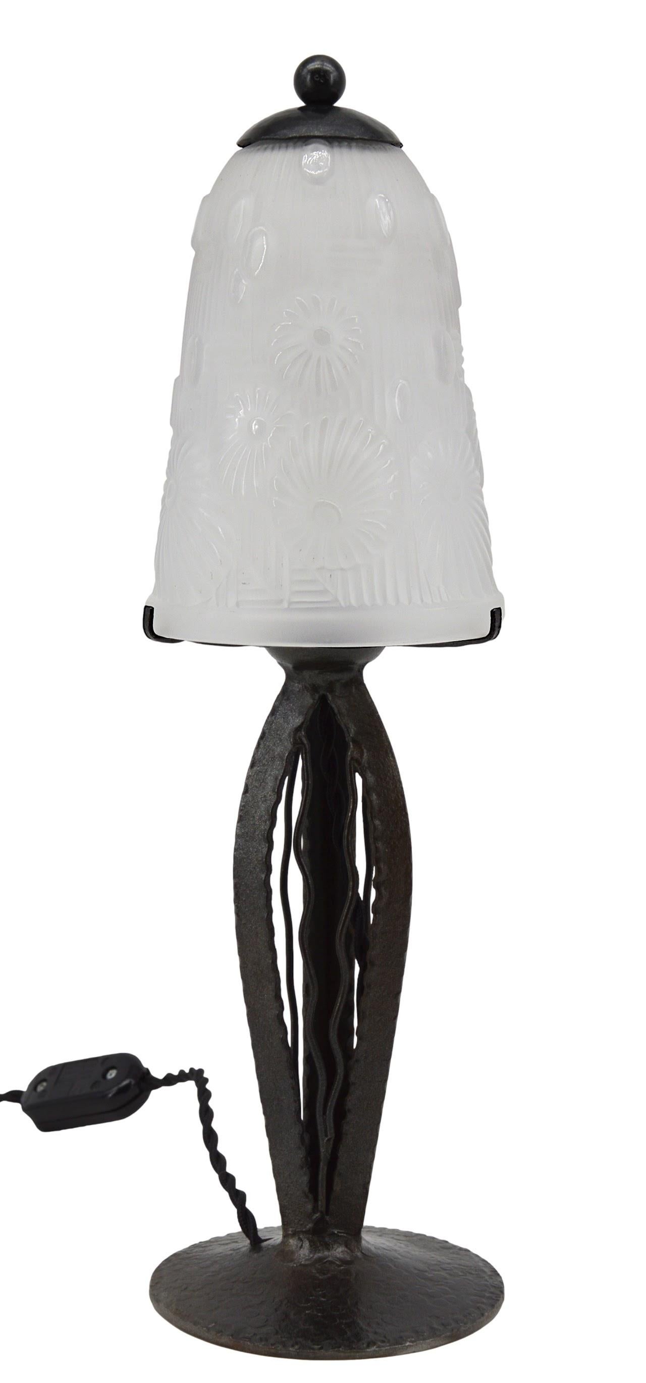 Français Lampe de bureau Art déco française par Daum, vers 1930 en vente