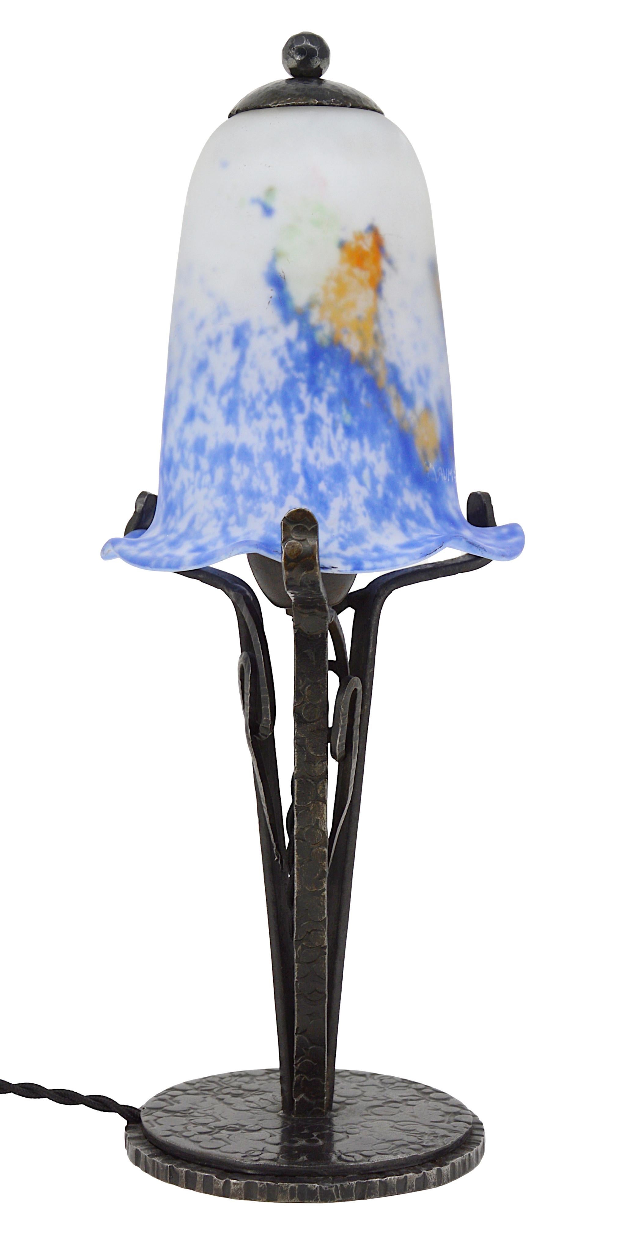 French Art Deco table lamp by DAUM (Nancy), France, 1920s. Blown double glass shade by Daum on its wrought iron base. Colors : blue, ochre, green and white. Height : 13.4