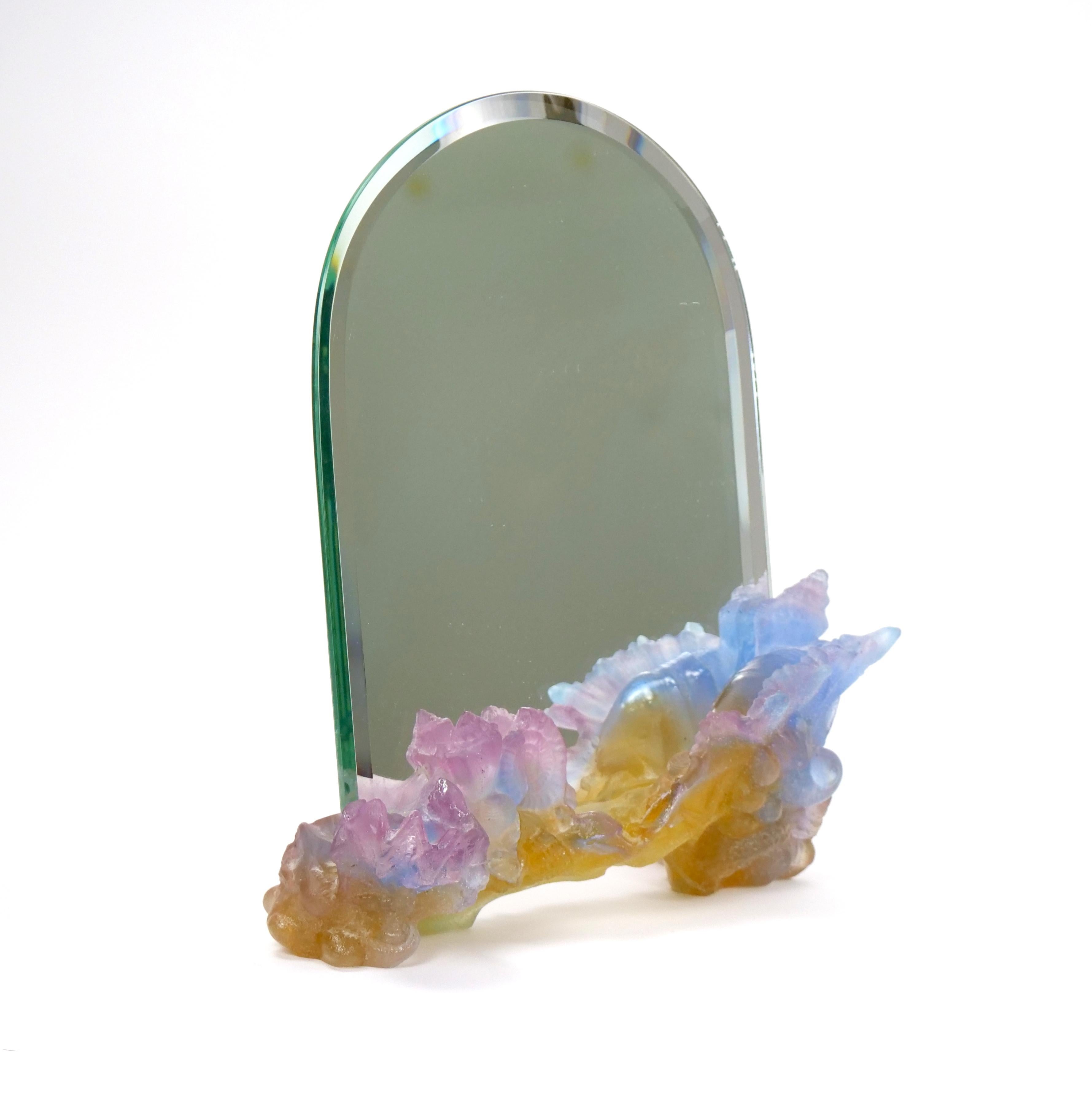 Mettez en valeur votre meuble-lavabo avec l'exquis miroir de table en cristal de Daum Pâte-de-Verre, présenté avec art sur une base en verre coloré au thème nautique. Cette pièce époustouflante témoigne de l'art et du savoir-faire qui définissent la