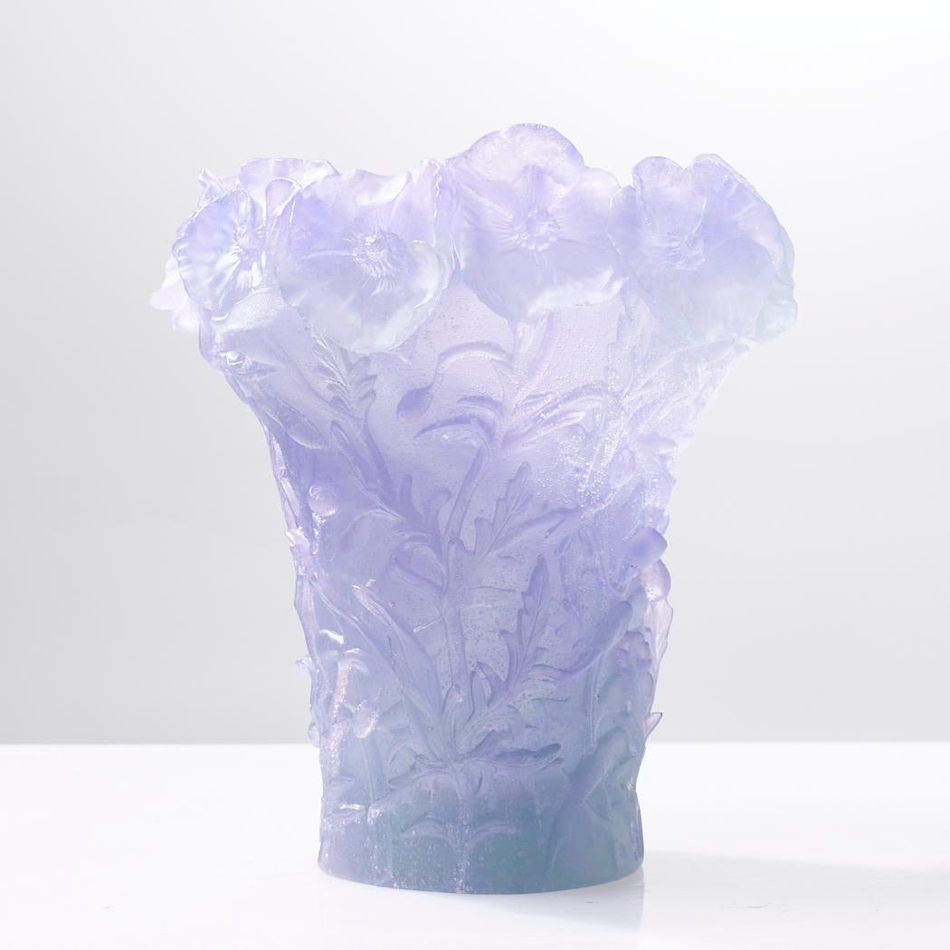 Daum Französische Pate de Verre Hibiskus-Vase in Lavendel, Lavendel

Diese Vase misst: 9,5 breit x 9,5 tief x 10 Zoll hoch

Wir machen unsere Fotos in einem Studio mit kontrollierter Beleuchtung, um so viele Details wie möglich zu zeigen. Wir