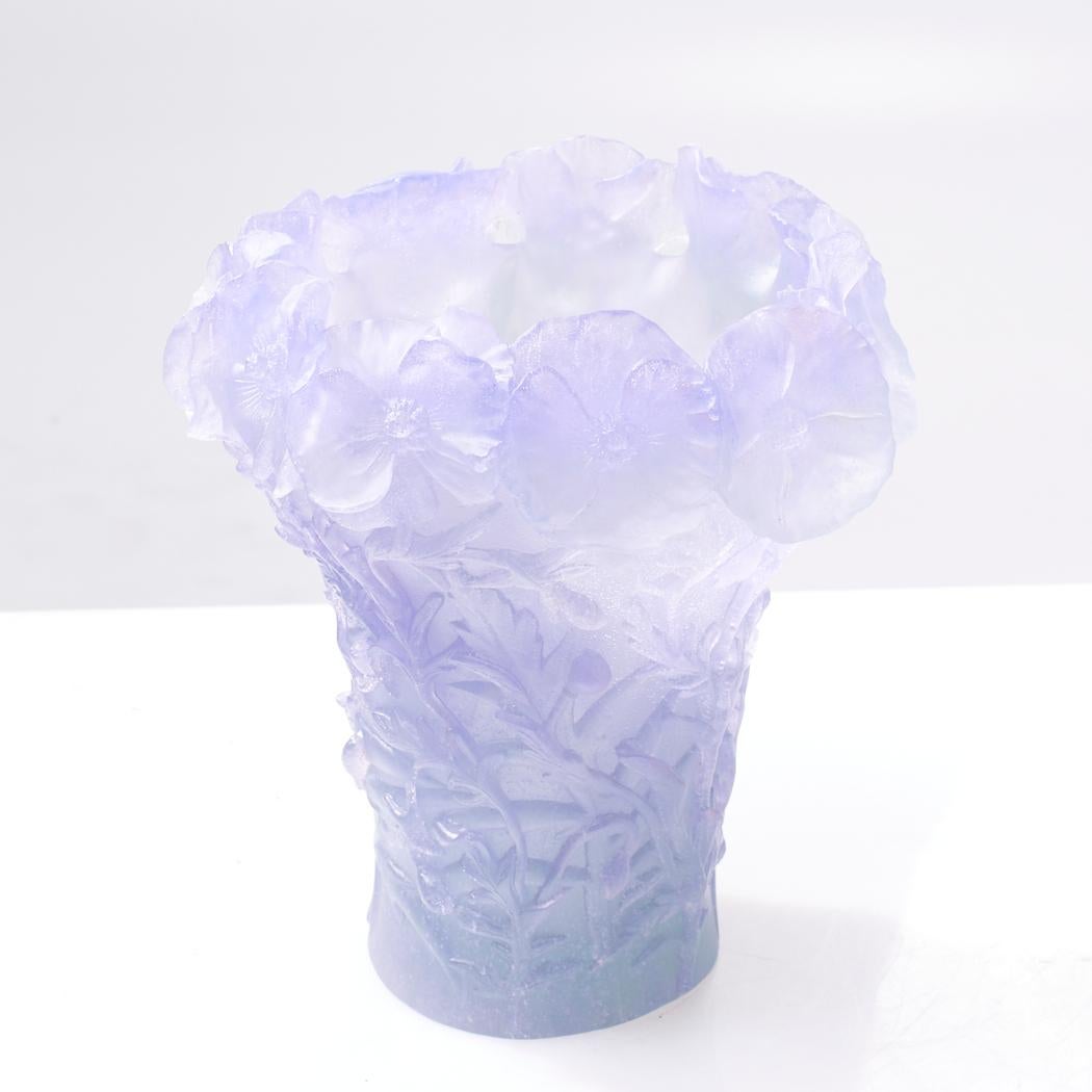 Daum Französische Pate de Verre Hibiskus-Vase in Lavendel, Lavendel (Glas) im Angebot