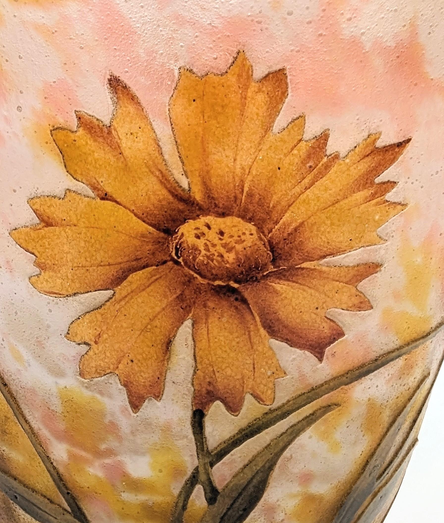 Émaillé Vase art nouveau Daum Frères avec coréopsis, fabriqué à Nancy, vers 1914 en vente