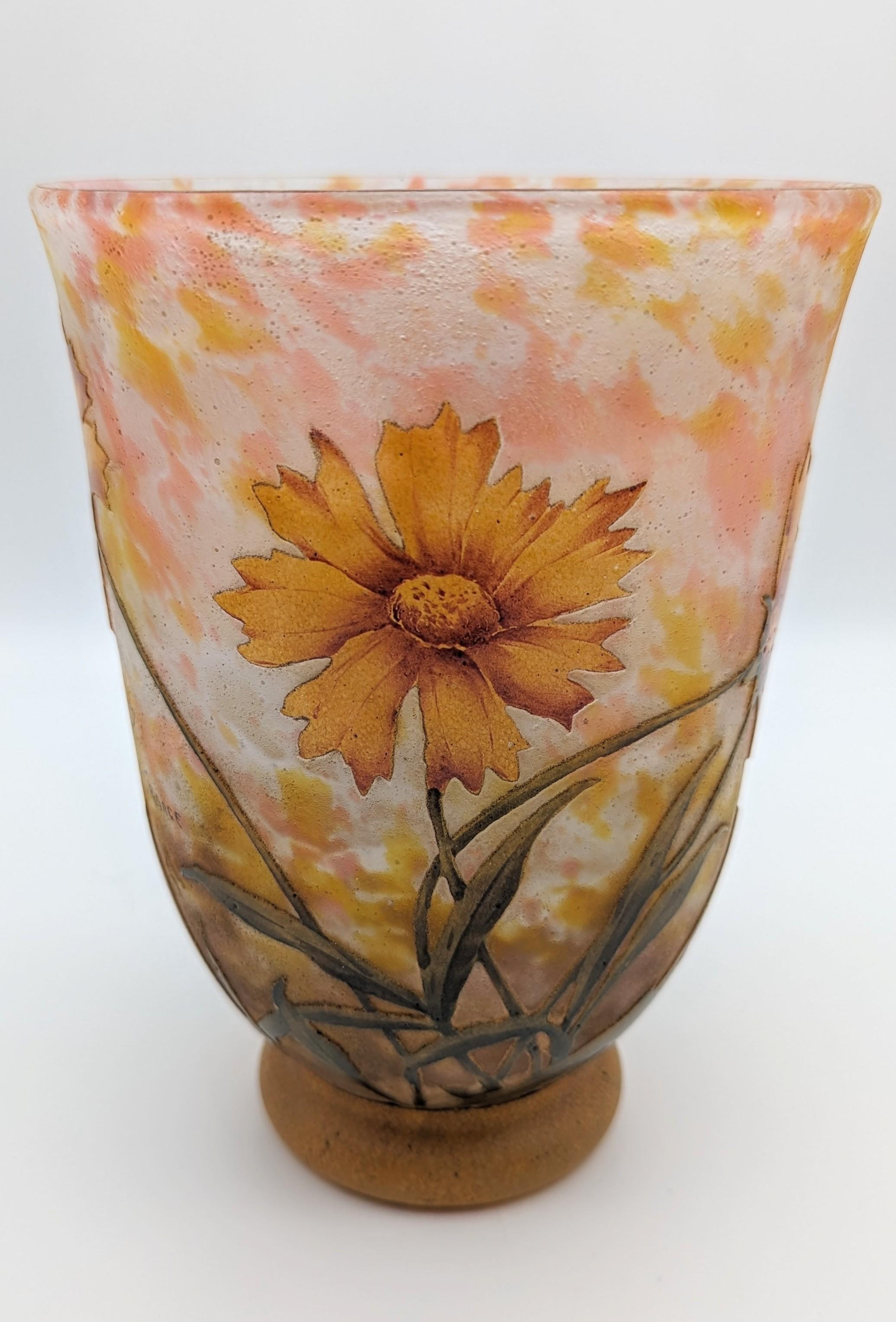 Inizio XX secolo Vaso Daum Frères in stile art nouveau con Coreopsis, prodotto a Nancy, 1914 ca. in vendita