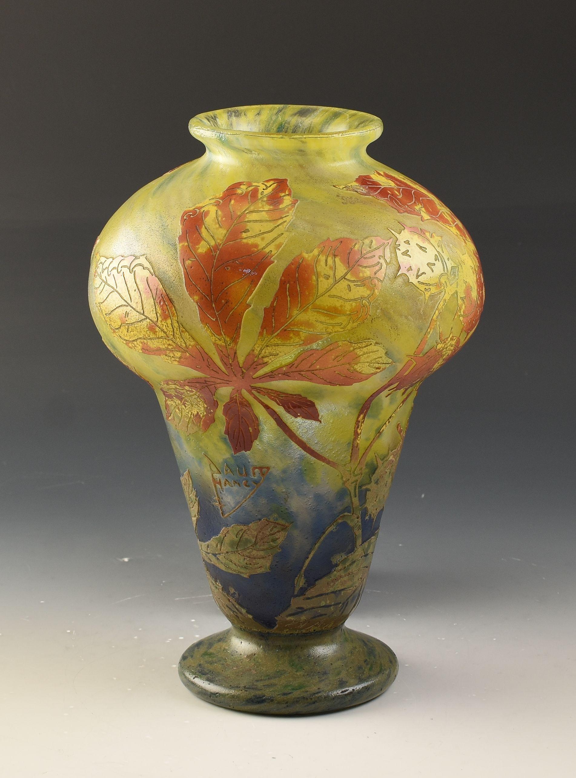 Eine schöne Daum Kamee Glasvase, die um 1900 datiert wird. Die Vase misst 25,5 cm in der Höhe, ist 19,5 cm breit und in perfektem, originalem Zustand.  Sie ist mit dem Namen Daum Nancy signiert.