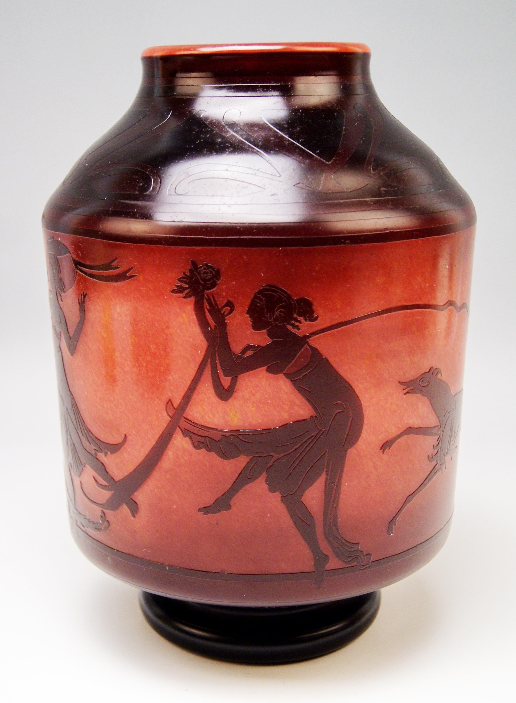 Daum Frères Nancy / Lorraine / Francia
Rarissimo vaso di cammeo con decorazione a fregio che corre intorno

Realizzato intorno al 1920-1930 (= periodo di transizione dall'Art Nouveau all'Art Deco)

Design e manifattura: progettato da GEORGES DE
