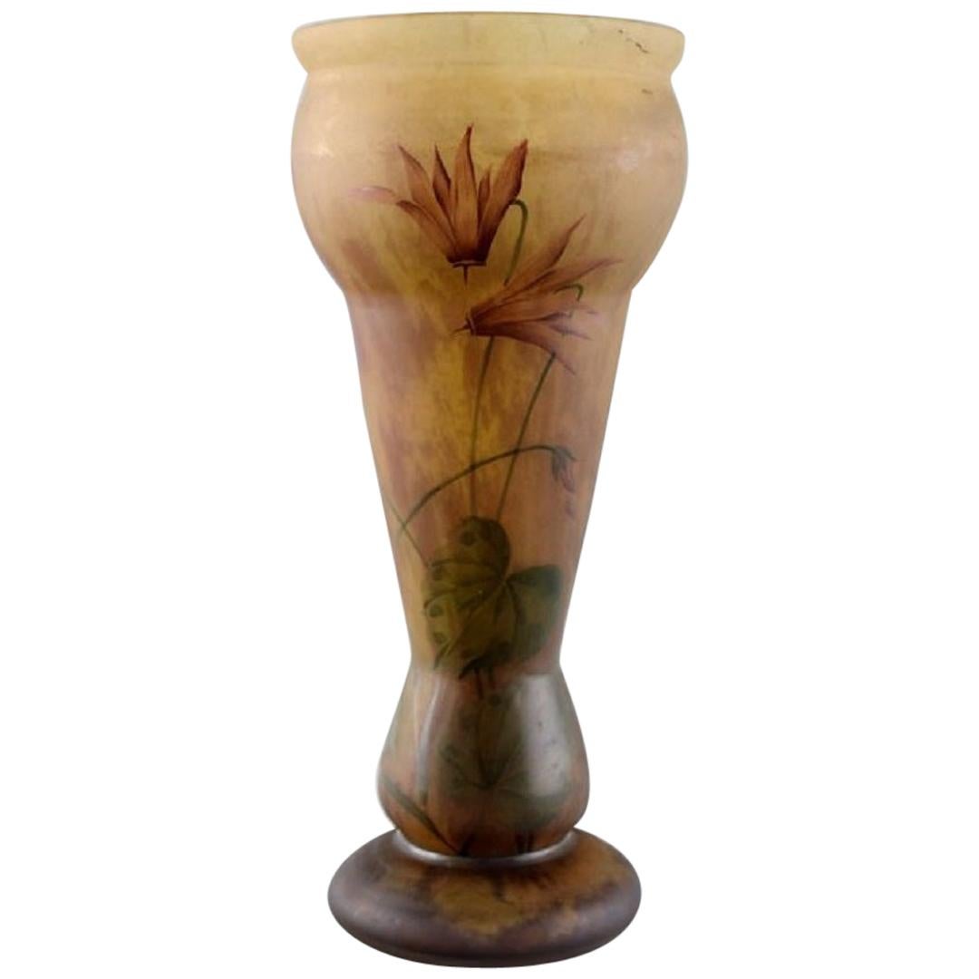 Daum Freres, Nancy, Vase aus mundgeblasenem Kunstglas mit Blumen, datiert 1925-1930