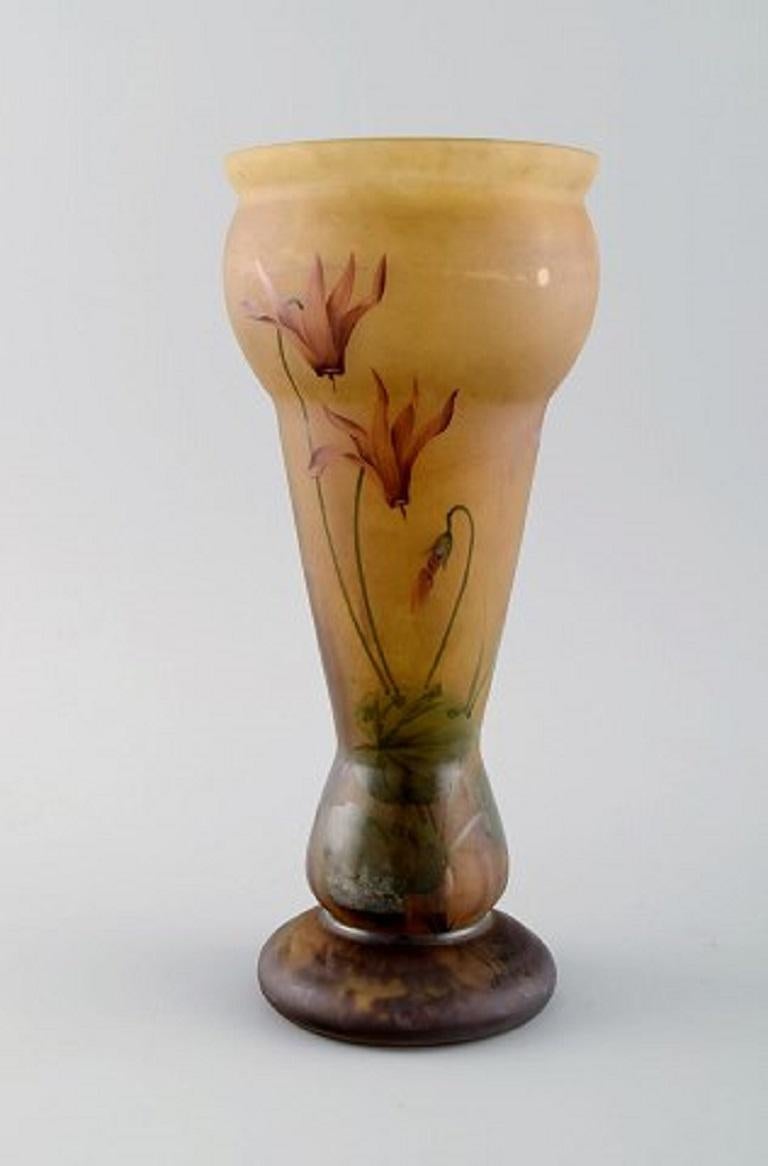 Daum Freres, Verrerie de la belle étoile, Croismare, Lysiés. Vase fuchsia en verre d'art soufflé à la bouche avec des fleurs. Daté de 1925-30.
Mesures : 25 x 11 cm.
En parfait état.
Estampillé.
 