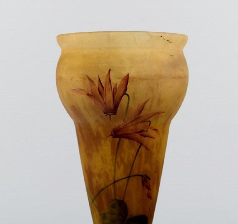 Art déco Vase en verre d'art soufflé à la bouche avec fleurs de Daum Freres, Nancy, daté de 1925 à 1930 en vente