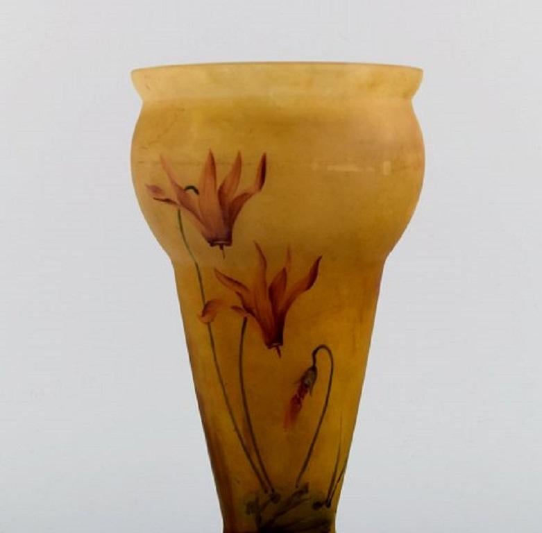 Vernissé Vase en verre d'art soufflé à la bouche avec fleurs de Daum Freres, Nancy, daté de 1925 à 1930 en vente