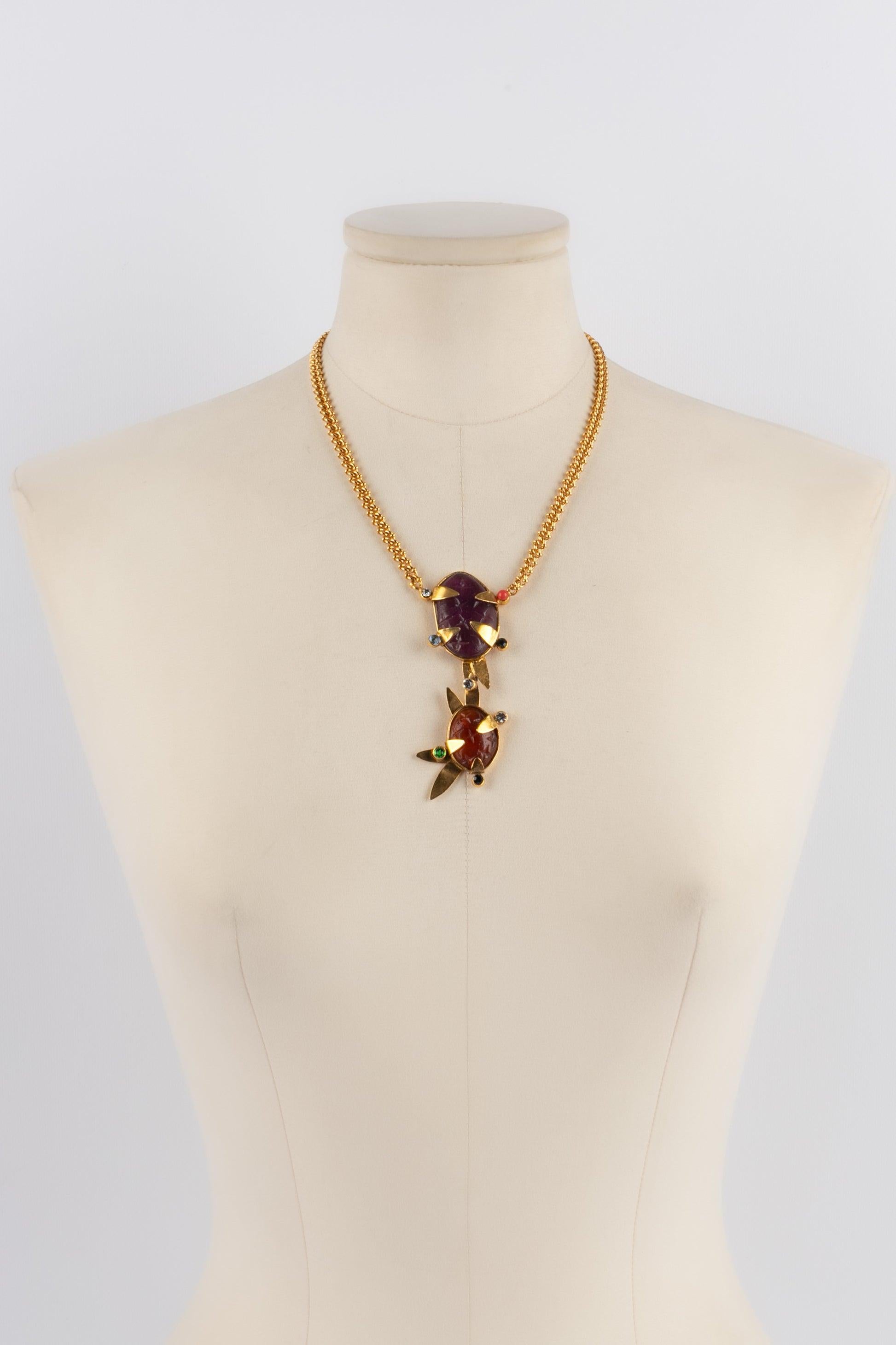 Daum - Golden metal necklace with glass paste and rhinestones. Not signed jewelry.

Additional information:
Condition: Very good condition
Dimensions: Length: 47 cm

Seller Reference: BC197