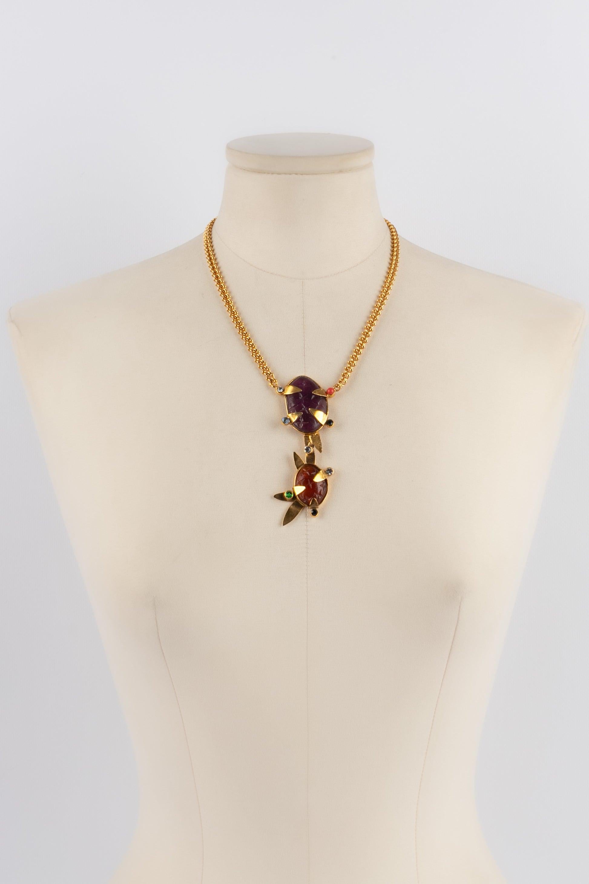 Daum - Halskette aus goldenem Metall mit Glaspaste und Strasssteinen. Nicht signierter Schmuck.

Zusätzliche Informationen:
Zustand: Sehr guter Zustand
Abmessungen: Länge: 47 cm

Sellers Referenz: BC197