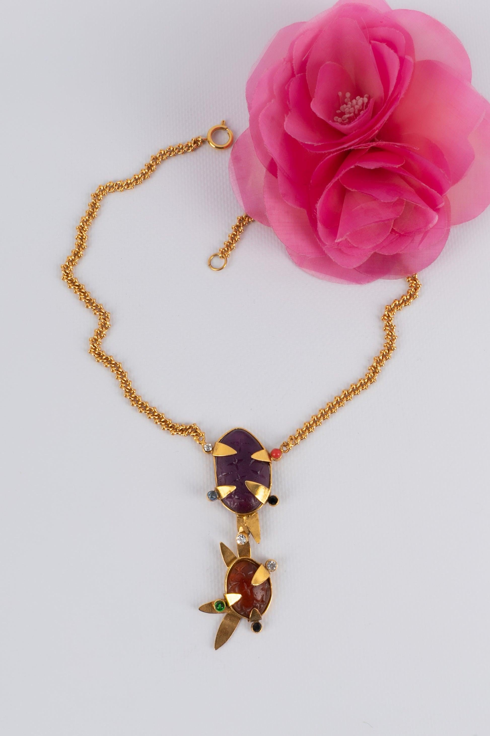 Goldene Metallhalskette von Daum mit Glaspaste und Strasssteinen im Angebot 3