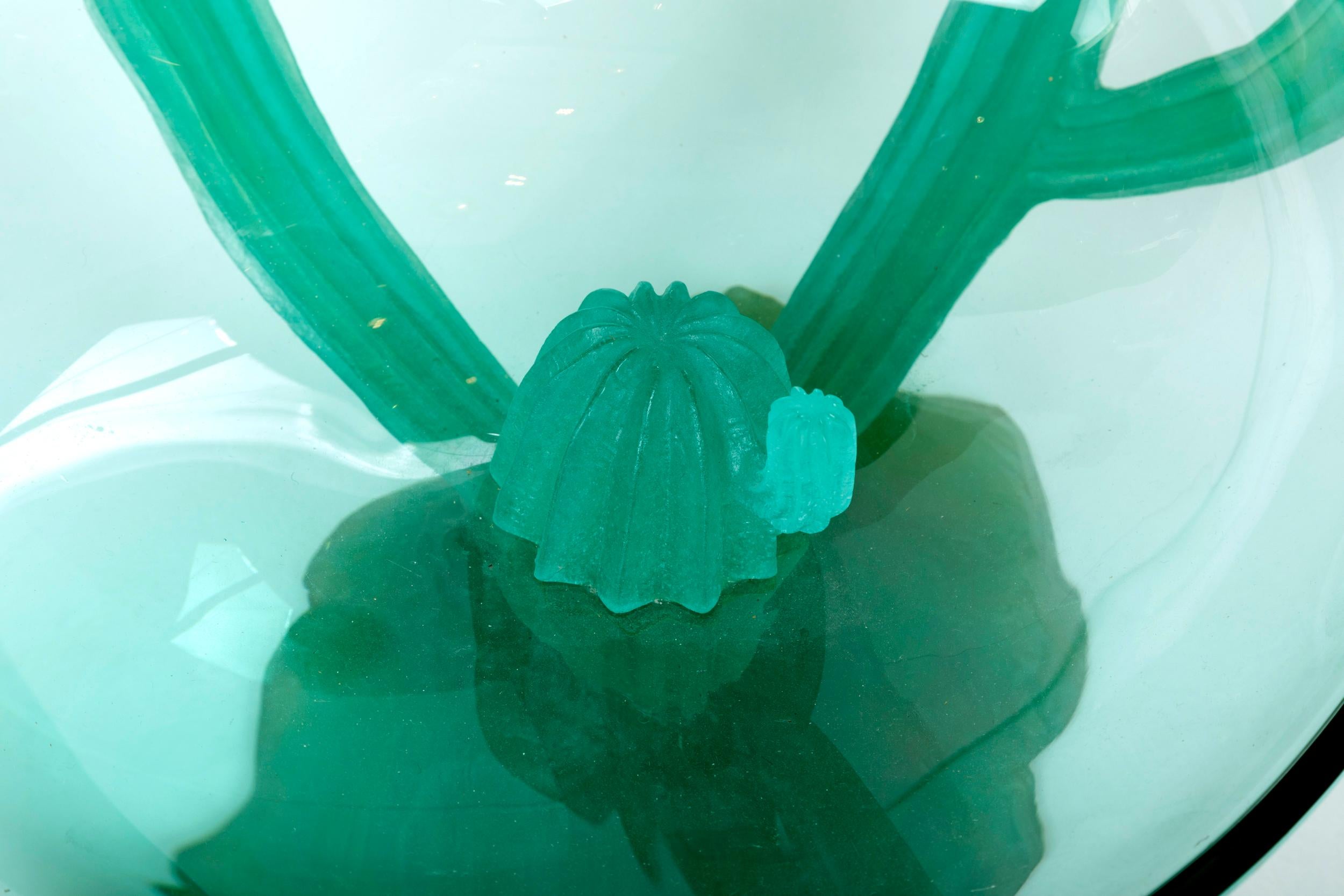 Épreuve en cristal vert avec base et ornementation interne en pâte de verre verte avec motif de cactus

Signée des noms des deux Artistics et numérotée 343/950.
Dimensions : Hauteur 22 cm, diamètre 37 cm.
 