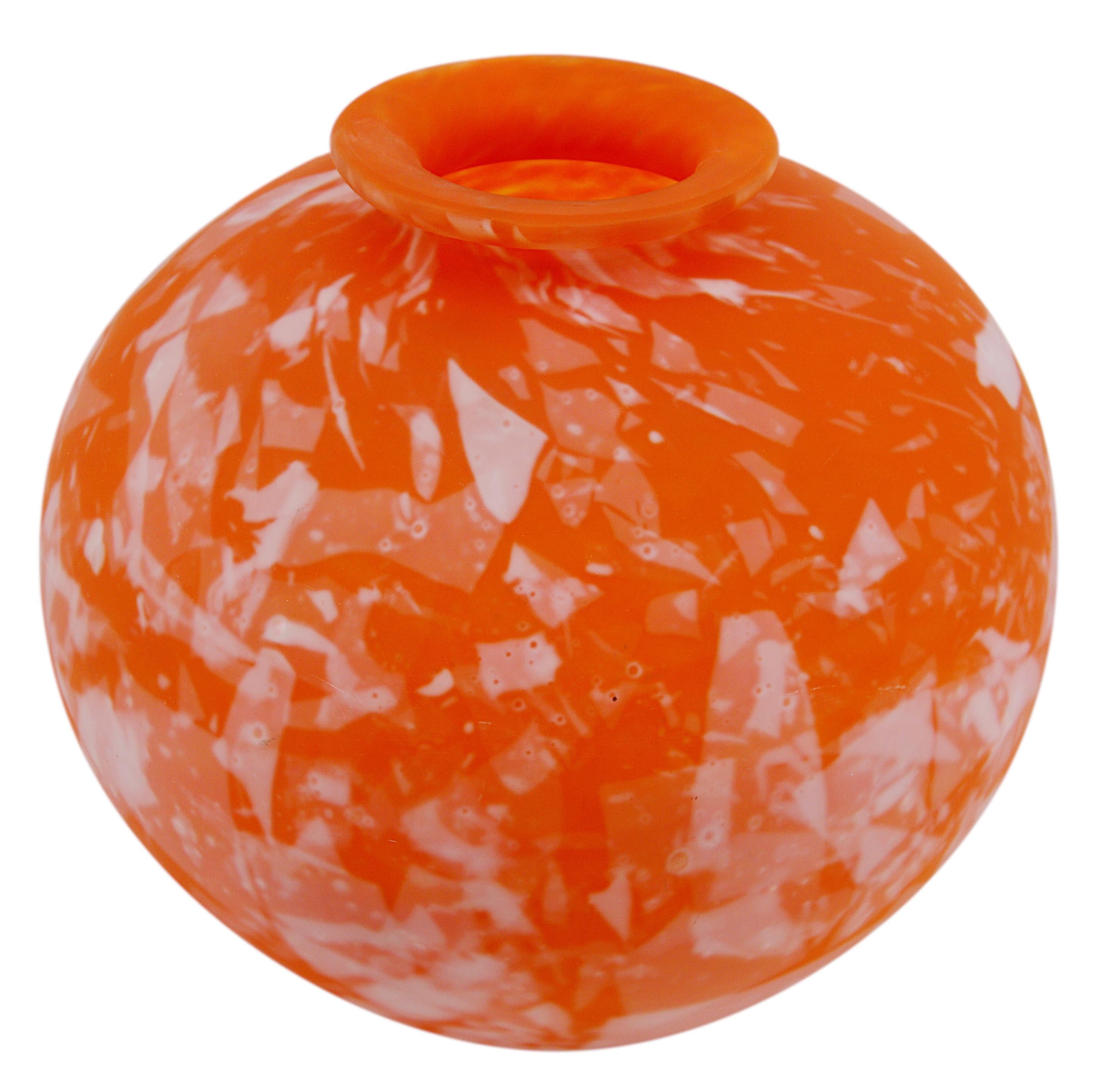 Large french Art Deco vase by Daum (Croismare, Nancy), France, late 1920s. Very thick blown glass vase showing a marmorean pattern in red/orange and white. Height: 10.6