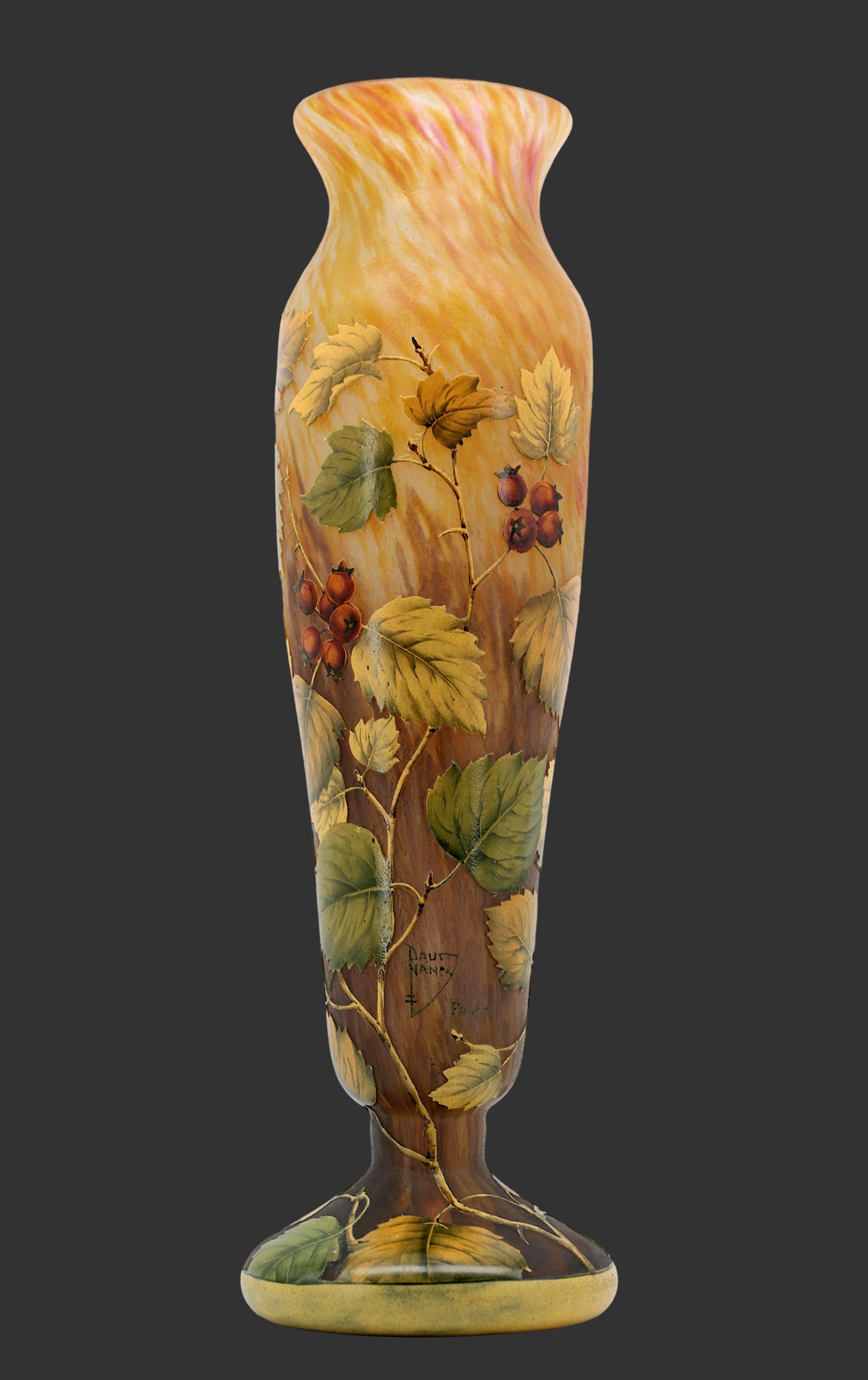 DAUM, grand vase décoré de fleurs de fougère gravées à l'acide, 1910-1915 en vente 3
