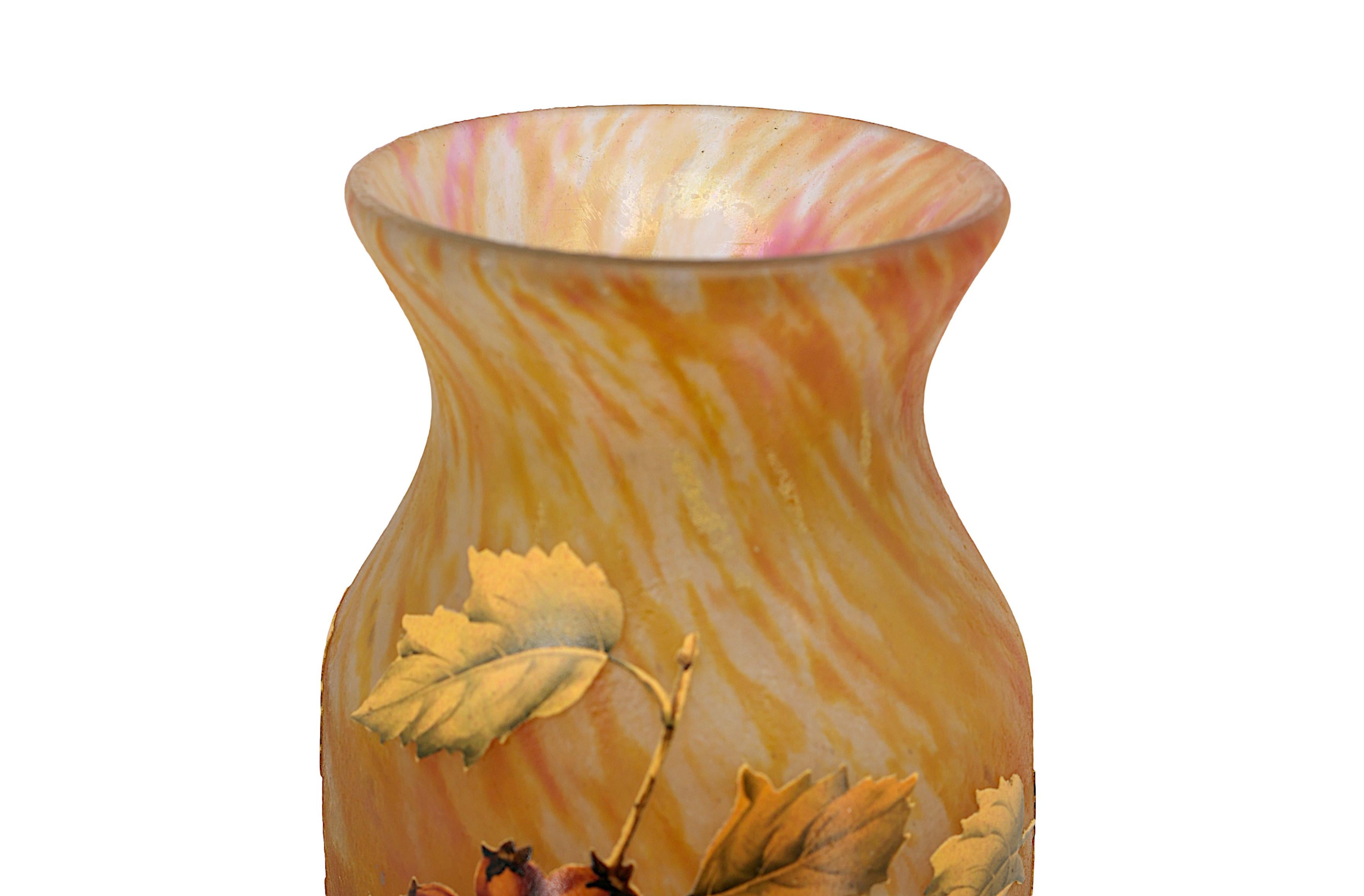 DAUM, grand vase décoré de fleurs de fougère gravées à l'acide, 1910-1915 en vente 7