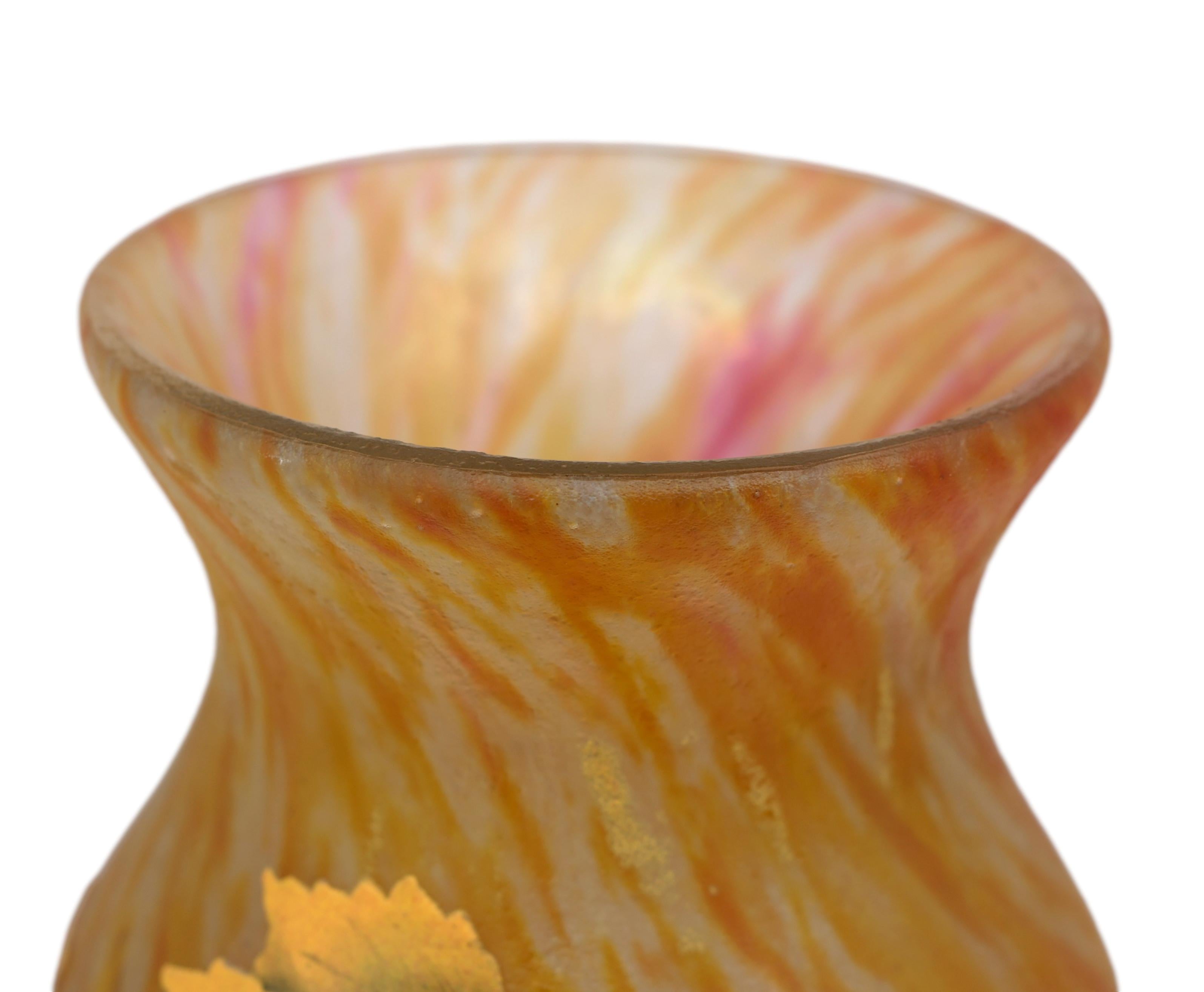 DAUM, grand vase décoré de fleurs de fougère gravées à l'acide, 1910-1915 en vente 8