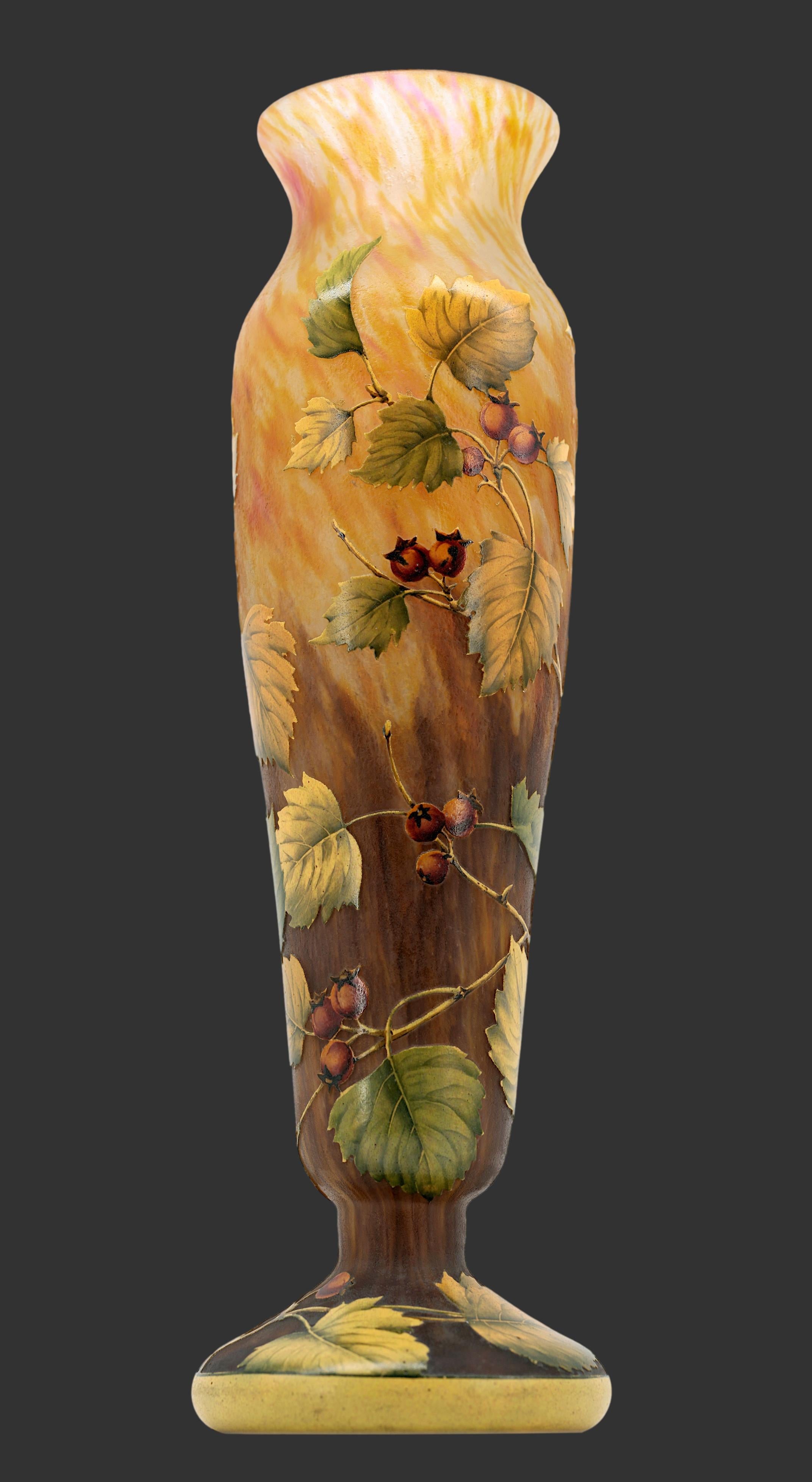 Grand vase Art nouveau français par DAUM (Nancy), France, 1910-1915. Fleurs d'églantier. Grand vase en verre doublement soufflé en forme de balustre épaulé avec un col ouvert, décoré de fleurs d'églantier. Lorsque l'on parvient à retrouver ce décor,