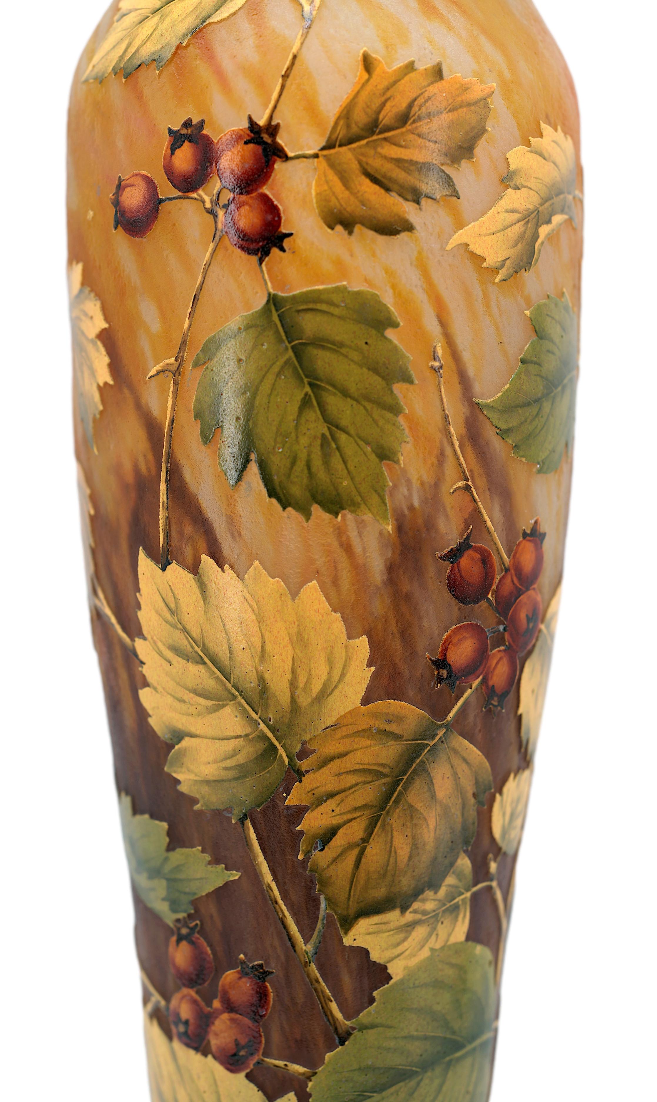 DAUM, grand vase décoré de fleurs de fougère gravées à l'acide, 1910-1915 Excellent état - En vente à Saint-Amans-des-Cots, FR
