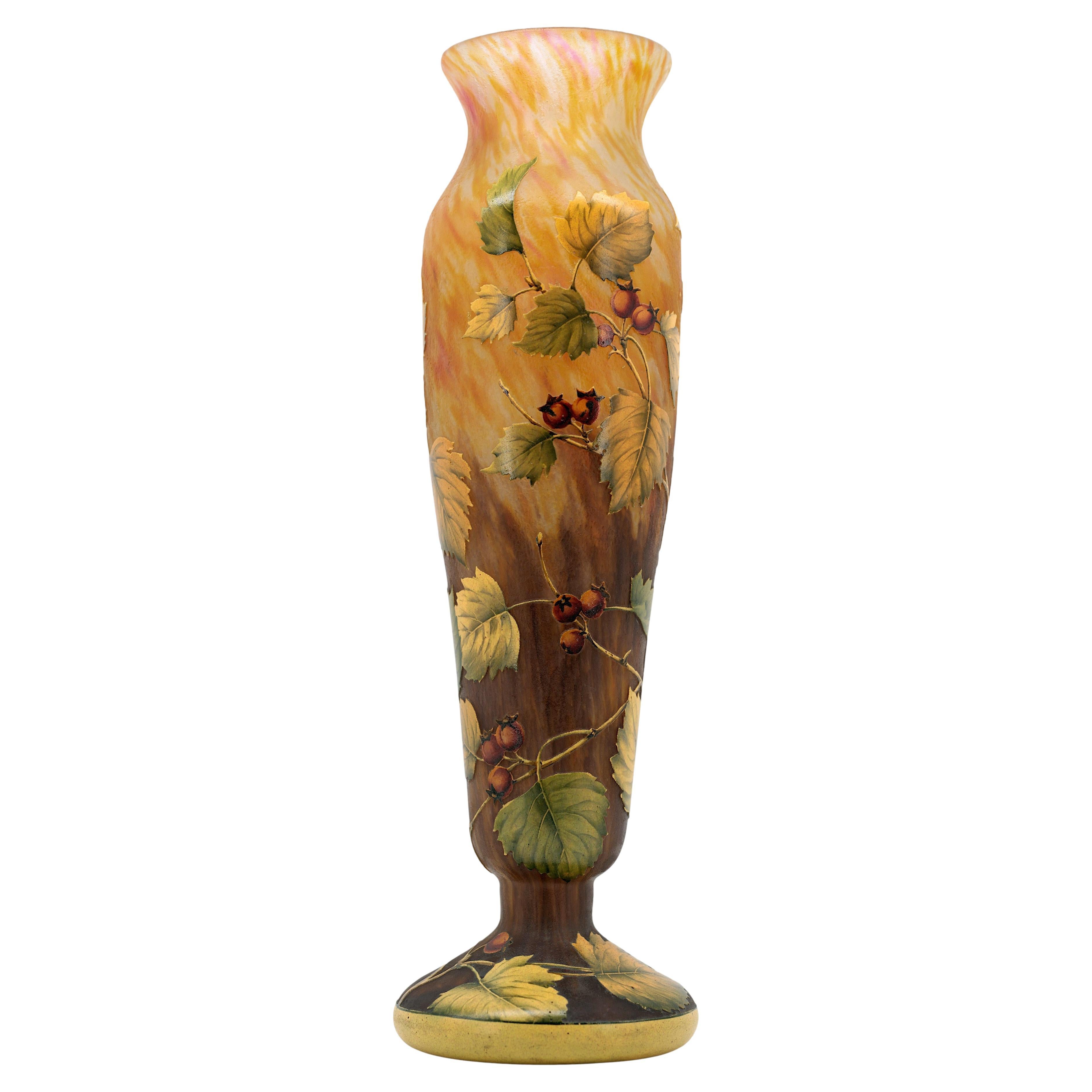 Daum Grande vaso decorato con fiori di rosa canina incisi all'acido, 1910-1915