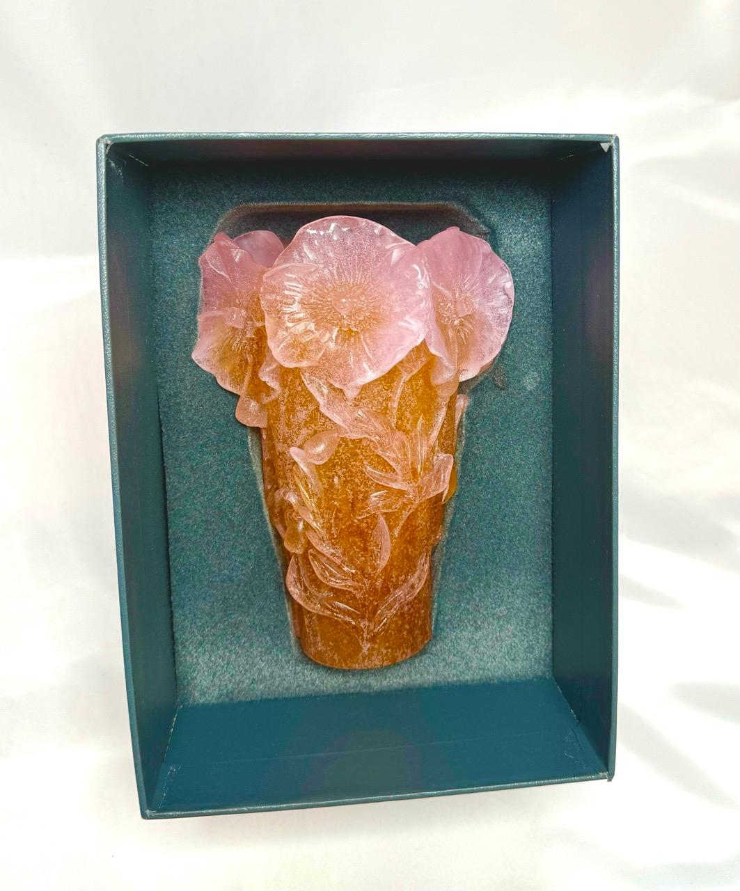 Crystal Daum Lilac & Pink Hibiscus Vase - Pâte de verre For Sale