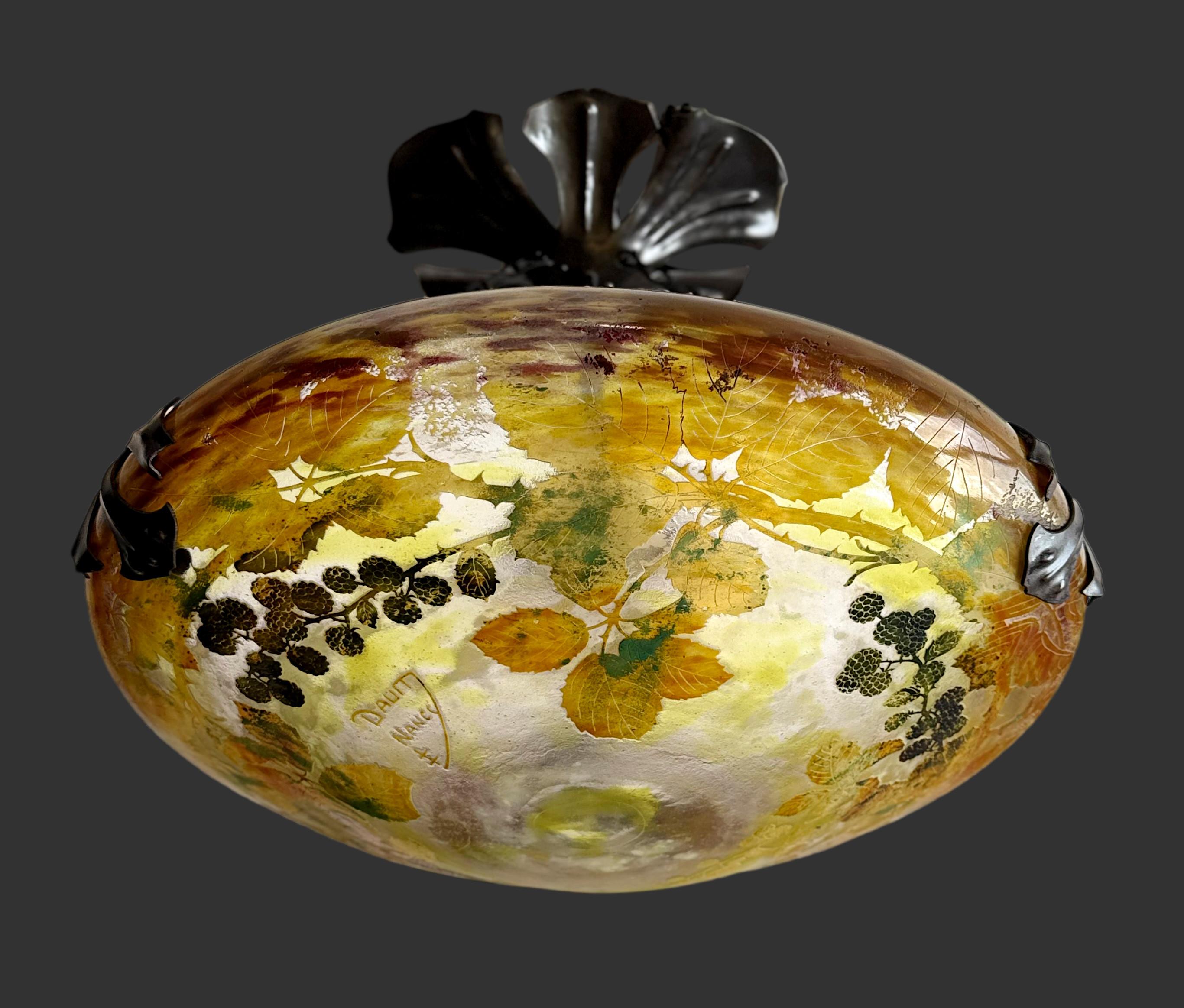 Breiter und dicker französischer Jugendstil-Hängeleuchter mit geätzten Heidelbeeren von DAUM (Nancy) und Louis MAJORELLE (Nancy), Frankreich, um 1910-1915.

Dieser außergewöhnliche französische Jugendstil-Hängeleuchter besitzt einen breiten und