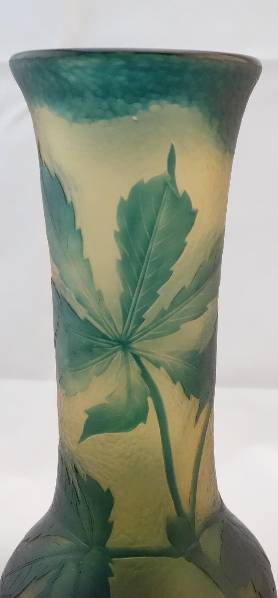 Vase en verre de Daum martelé, gravé à l'acide et taillé à la meule. Le vase a un aspect martelé très fin. Chaque feuille a été gravée à l'acide et finie par découpage à la molette. Le vase mesure 9 1/4