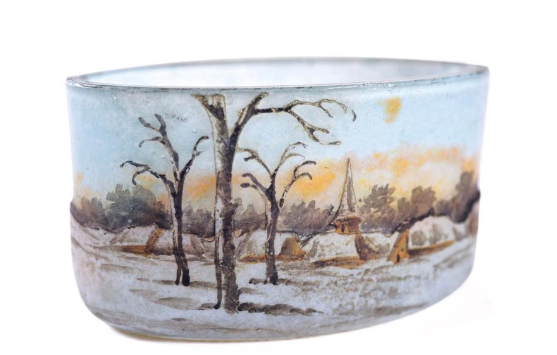 Vase à décor d'hiver hollandais de Daum.
Vase paysage en verre gravé et émaillé Daum
circa 1910, Émail : Daum, Nancy avec croix de Lorrain Daum -
Daum Nancy Winter-scene Cameo Art Glass Open Salt, fond orange et jaune tacheté avec émail, forme