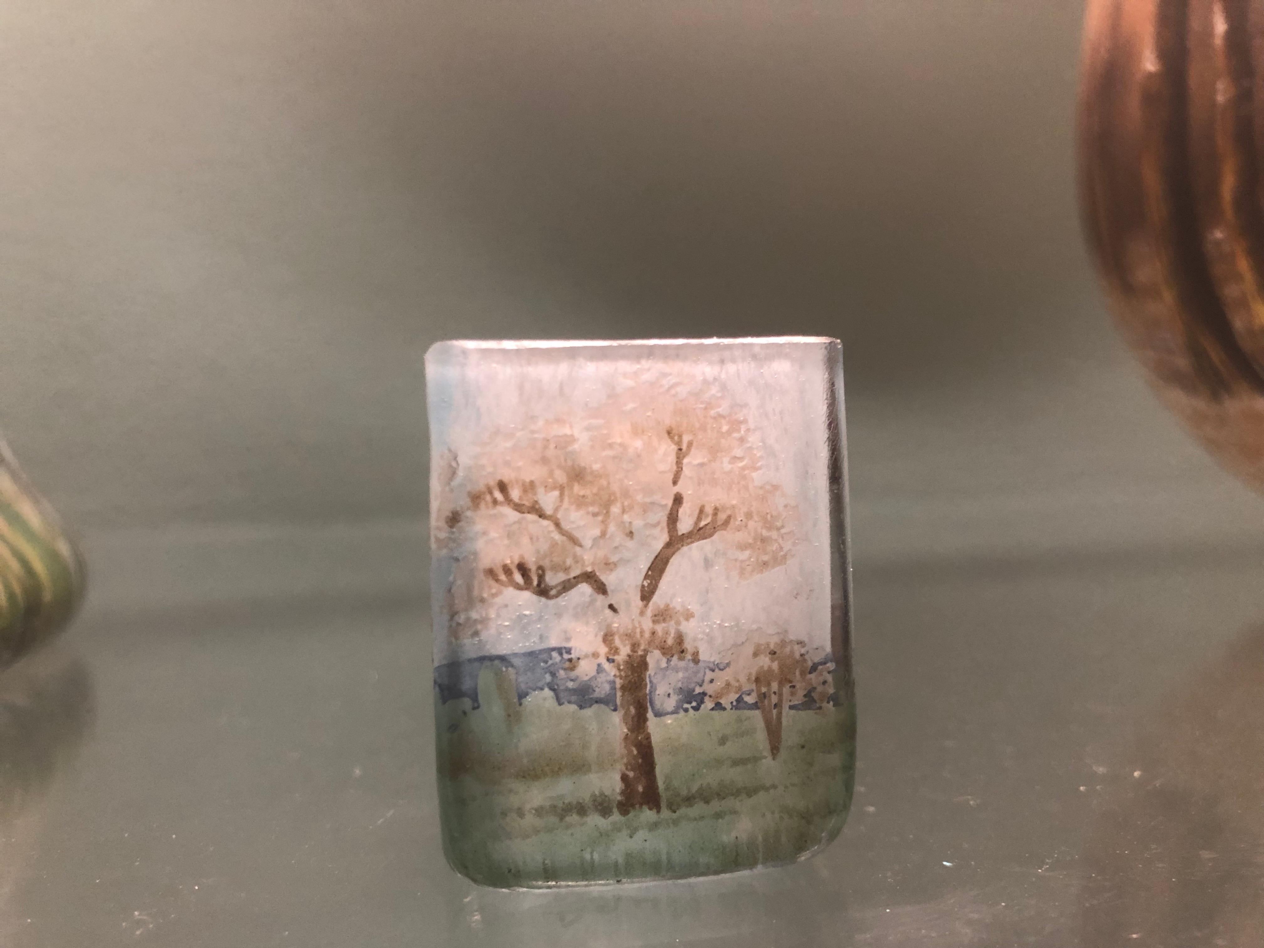 Vase paysage printanier en verre gravé et émaillé Daum
circa 1910, Émail : Daum, Nancy avec croix de Lorrain Daum -
Un vase extrêmement fin en verre camée gravé à l'acide et émaillé Art Nouveau, décoré d'un magnifique paysage printanier. La pièce