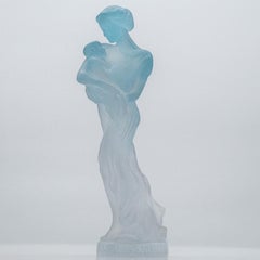 Sculpture en cristal bleu de Daum Motherhood, France