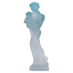 Sculpture en cristal bleu de Daum Motherhood, France